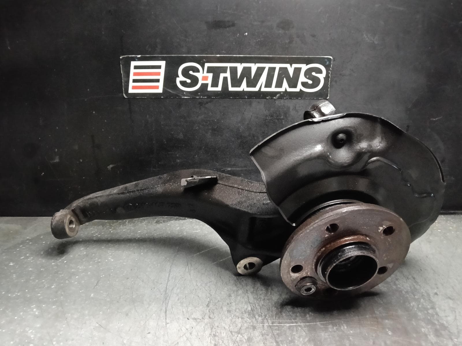 Used auto part listing image: 2018 VOLKSWAGEN AMAROK LEFT FRONT HUB ASSEMBLY AUTO, AWD, DIESEL, 3.0, 2H, 09/16-09/22 0000416423