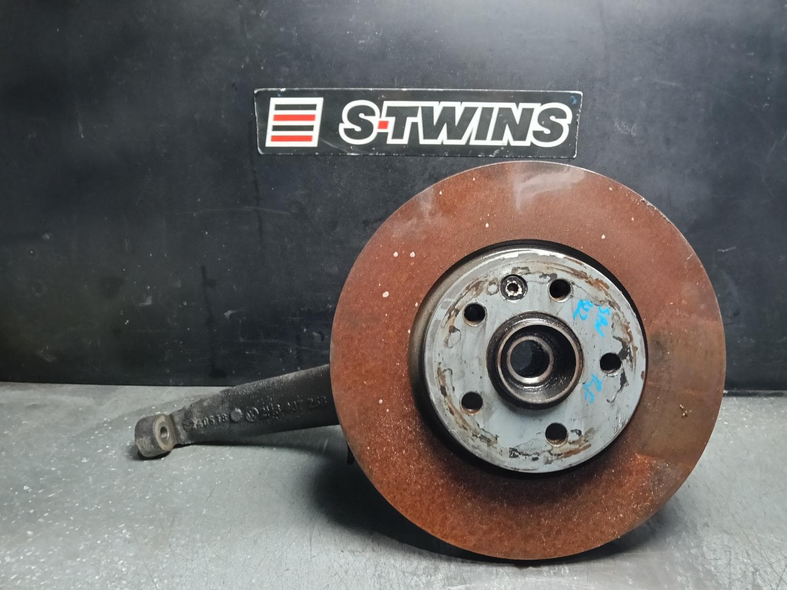 Used auto part listing image: 2018 VOLKSWAGEN AMAROK RIGHT FRONT HUB ASSEMBLY AUTO, AWD, DIESEL, 3.0, 2H, 09/16-09/22 0000416421