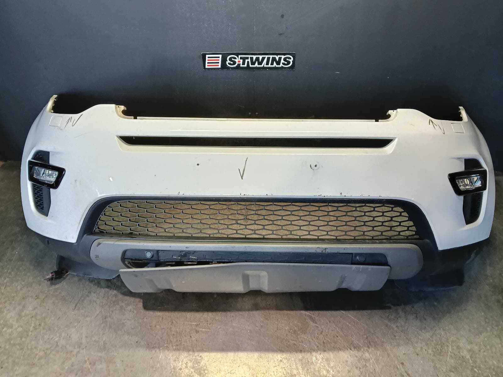 Used auto part listing image: 2018 LAND ROVER DISCOVERY SPORT FRONT BUMPER BUMPER BAR, NON PARK SENSOR, W/ HEADLAMP WASHER TYPE, NON R-DESIGN, L550, 01/15-06/19 0000416431