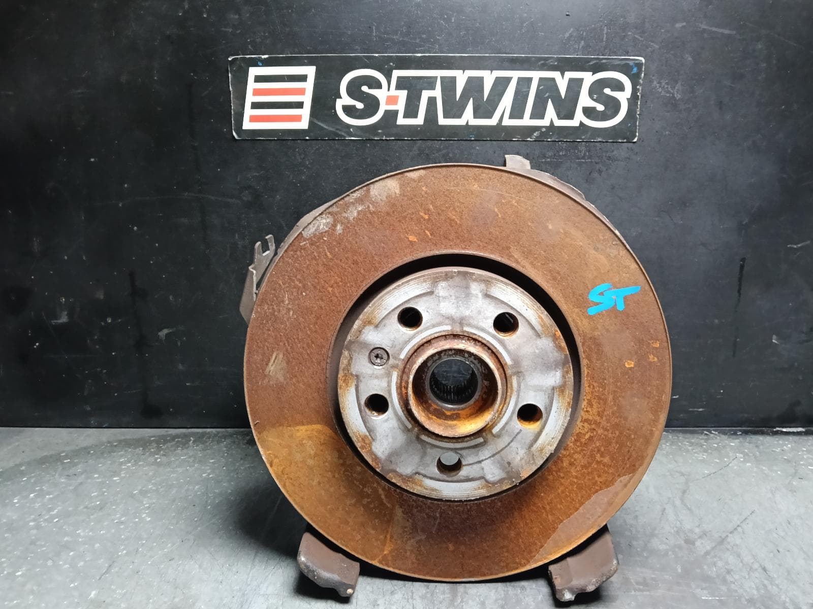 Used auto part listing image: 2022 VOLKSWAGEN T-CROSS LEFT FRONT HUB ASSEMBLY C1, 01/20- 0000413637