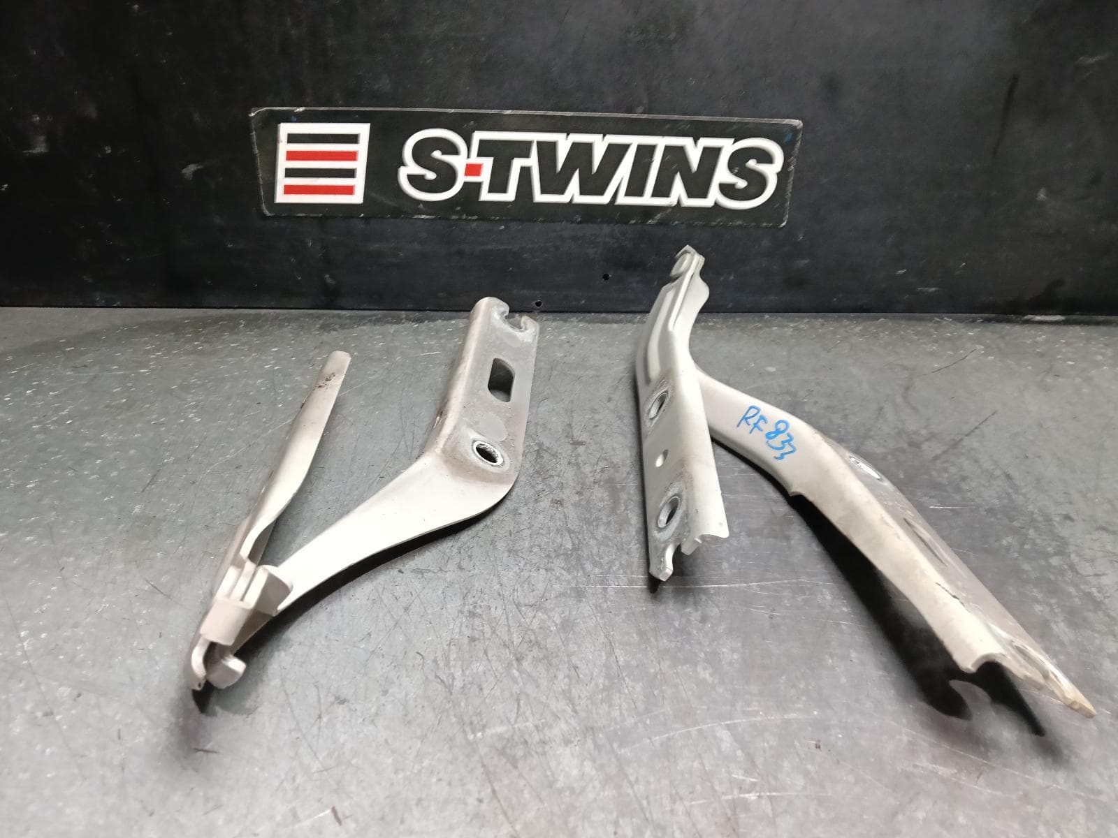 Used auto part listing image: 2022 VOLKSWAGEN T-CROSS BONNET HINGE STRUT C1, HINGES (PAIR), 01/20- 0000413623
