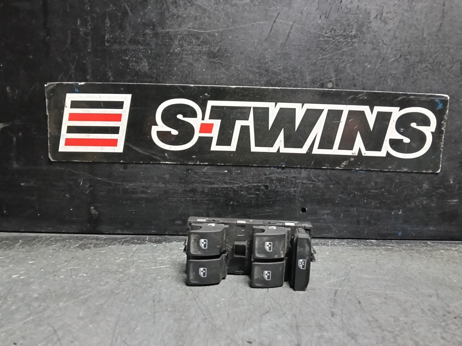 Used auto part listing image: 2022 VOLKSWAGEN T-CROSS PWR DR WIND SWITCH RH FRONT (MASTER SWITCH), C1, 01/20- 0000413632