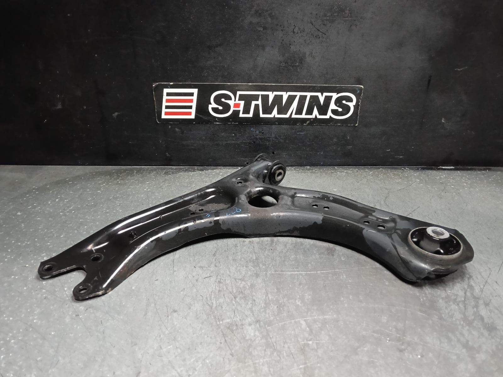 Used auto part listing image: 2022 VOLKSWAGEN T-CROSS LEFT FRONT LOWER CONTROL ARM C1, 01/20- 0000413639