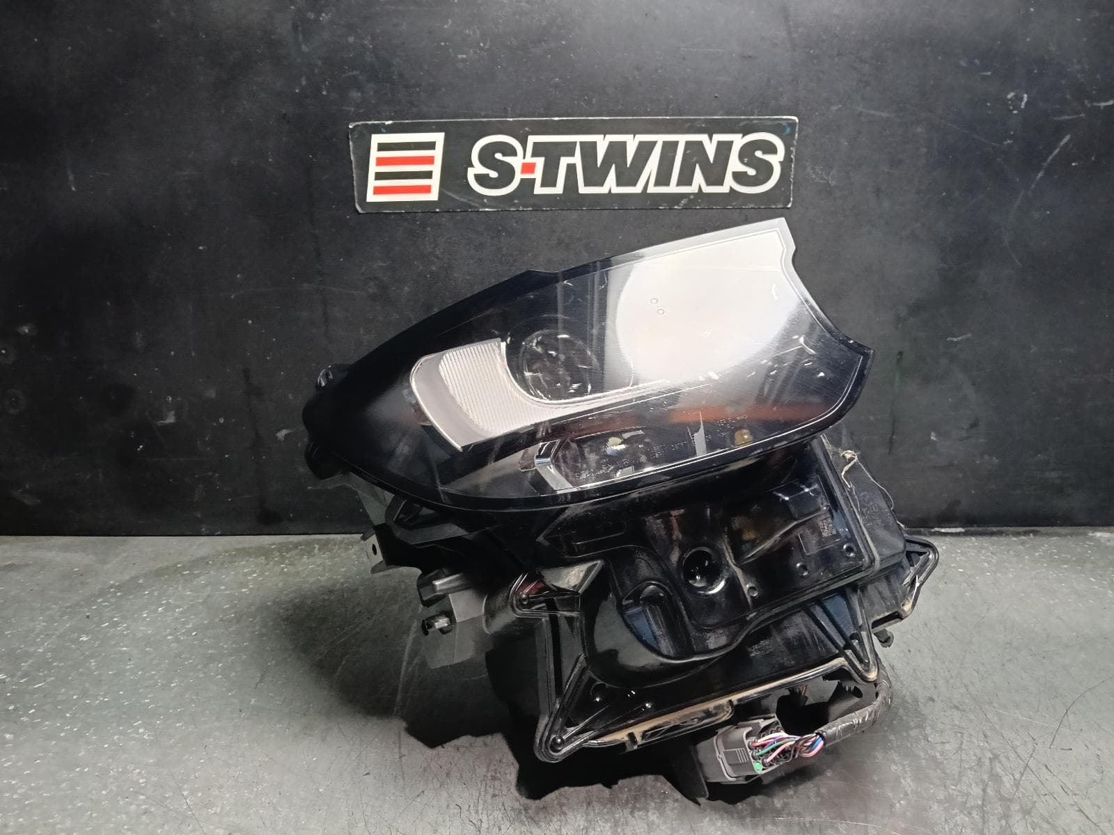 Used auto part listing image: 2024 MAZDA CX60 RIGHT HEADLAMP KH, ADAPTIVE LED, W/ DARK SIGNATURE TYPE, 04/22- 0000416391