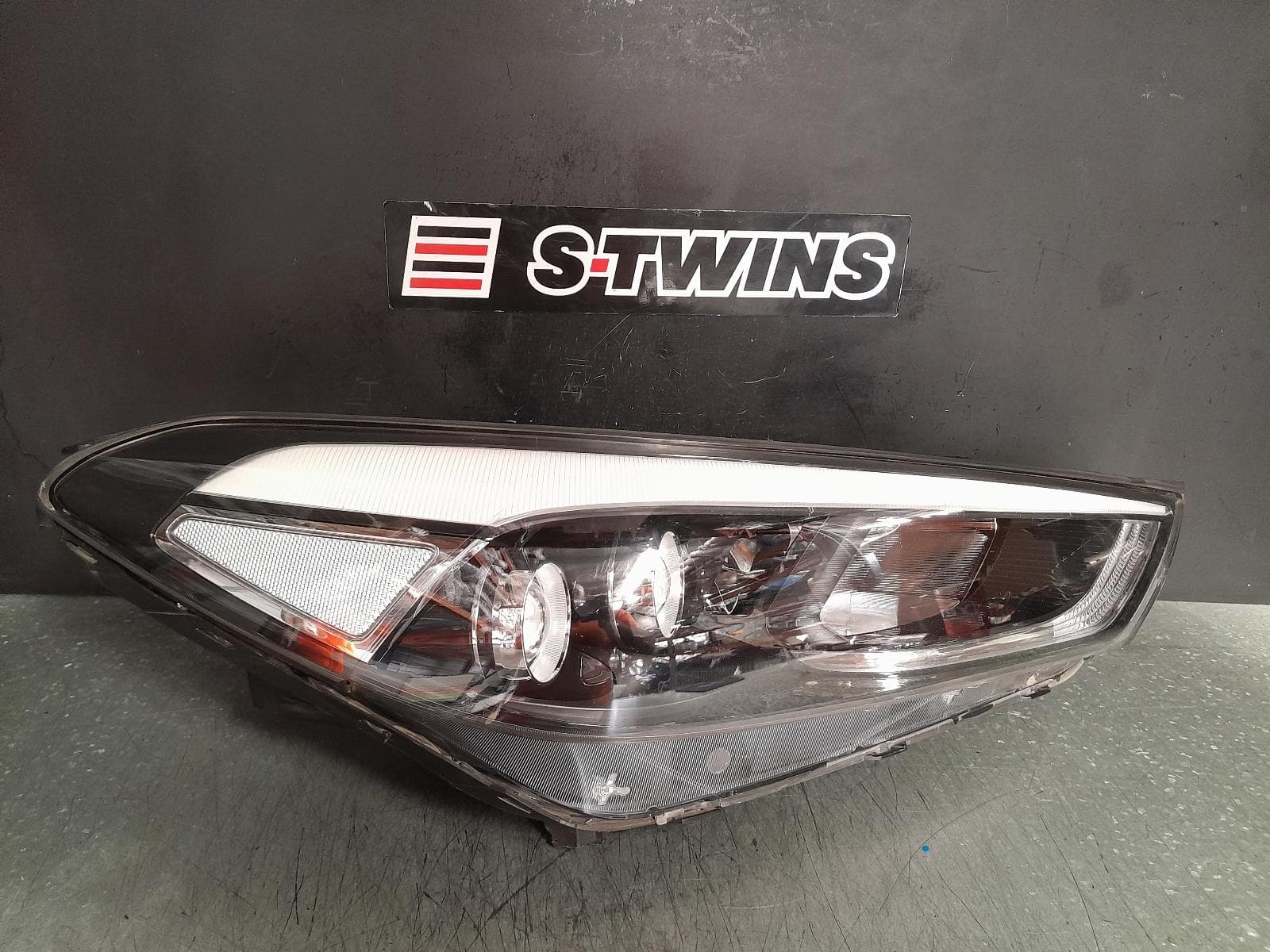 Used auto part listing image: 2017 HYUNDAI TUCSON RIGHT HEADLAMP TL, ELITE/HIGHLANDER, CZECH BUILT (VIN TMAJ), LED TYPE, SELF LEVELLING, 06/15-06/18 0000363123