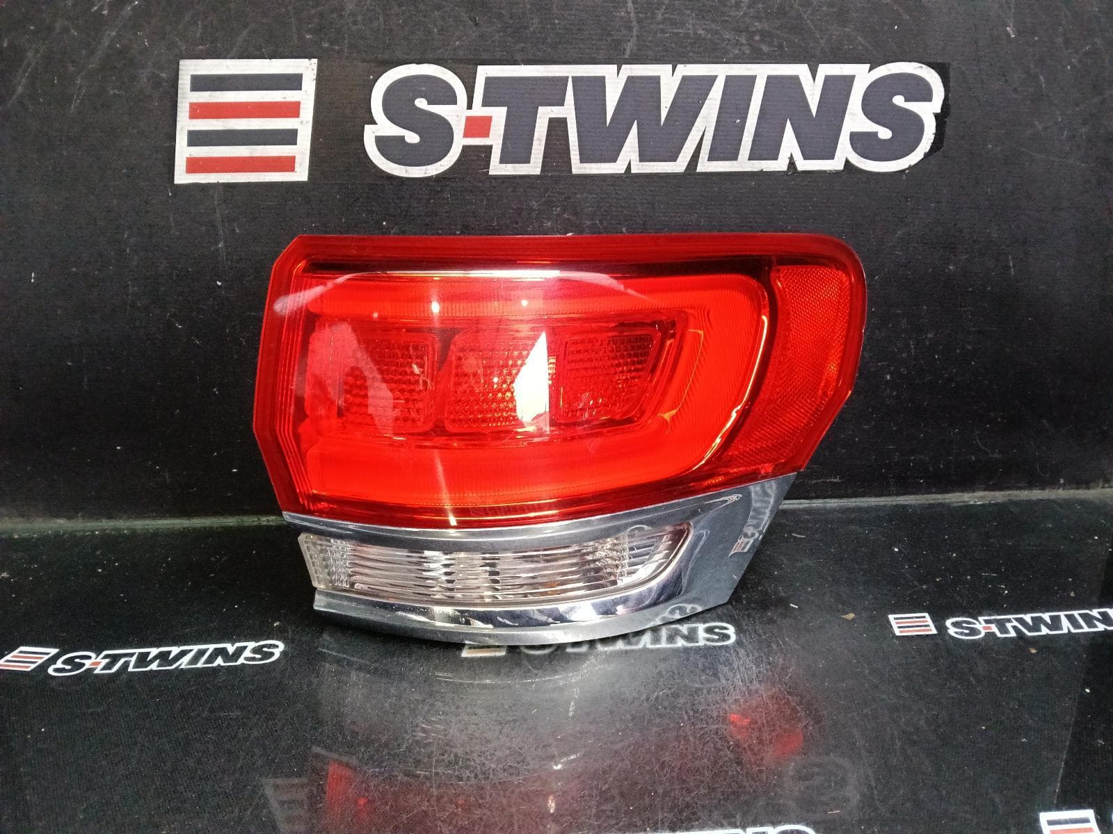 Used auto part listing image: 2014 JEEP GRANDCHEROKEE RIGHT TAILLIGHT WK, LAREDO/OVERLAND/LIMITED, W/ CHROME BEZEL, 04/13-02/22 0000416352
