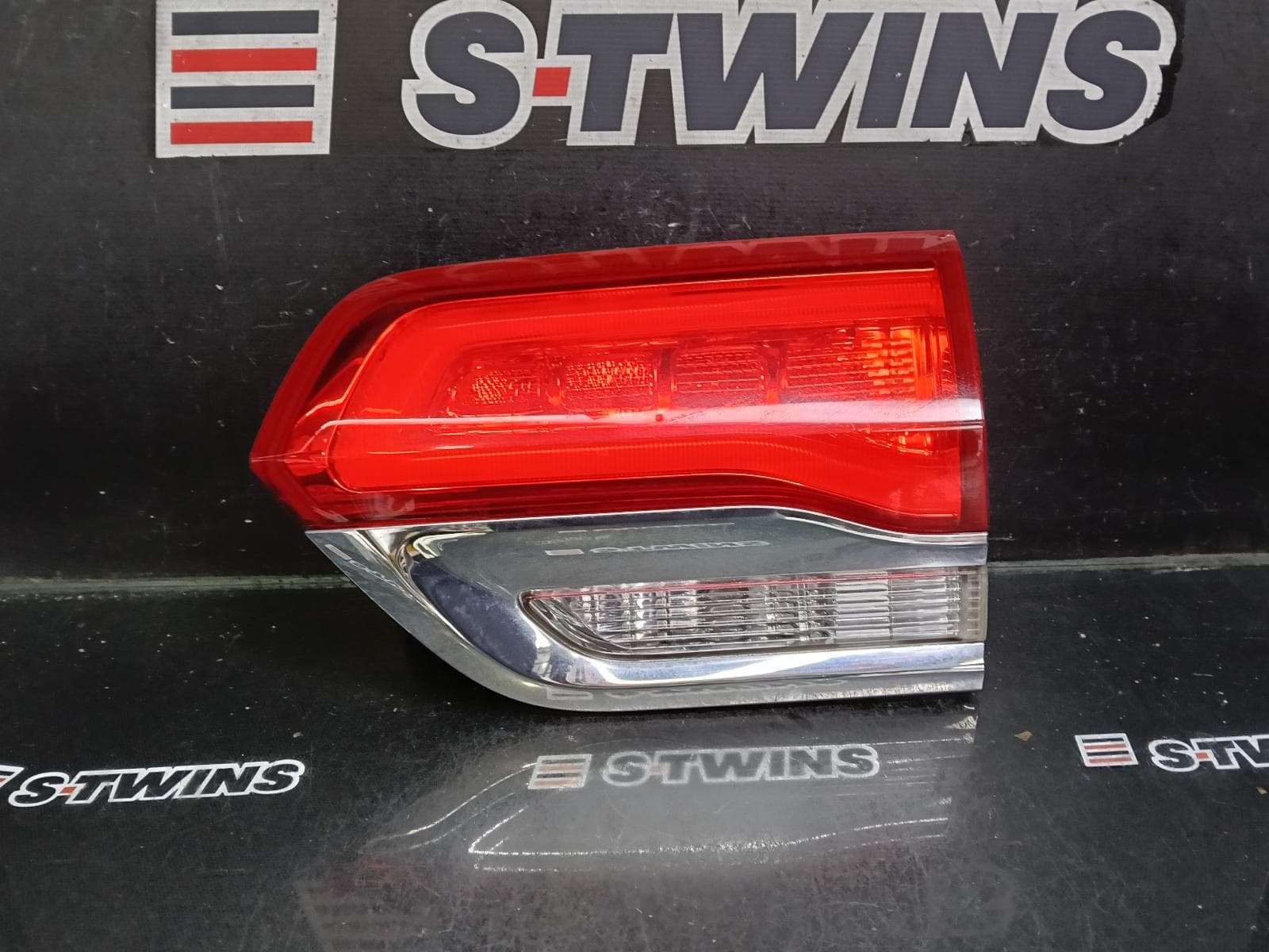 Used auto part listing image: 2014 JEEP GRANDCHEROKEE REAR GARNISH TAILGATE LAMP (RH SIDE), WK, LAREDO/OVERLAND/SUMMIT/LIMITED, CHROME BEZEL, 04/13-02/22 0000416354