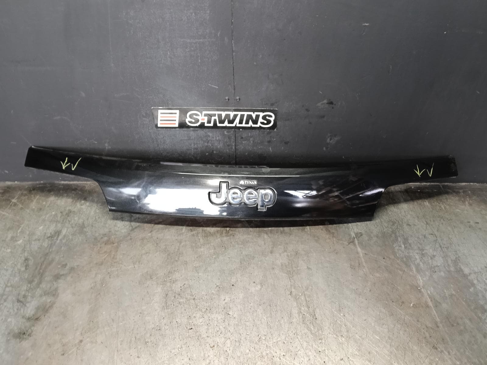 Used auto part listing image: 2014 JEEP GRANDCHEROKEE REAR GARNISH TAILGATE GARNISH (CENTRE), WK, 04/13-02/22 0000416503