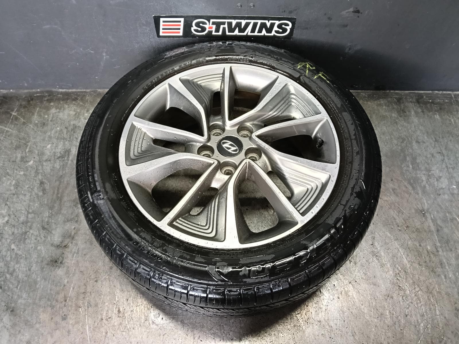 Used auto part listing image: 2017 HYUNDAI TUCSON WHEEL MAG FACTORY, 18X7IN, 5 V SPOKE, TL, 06/15-06/18 0000416505