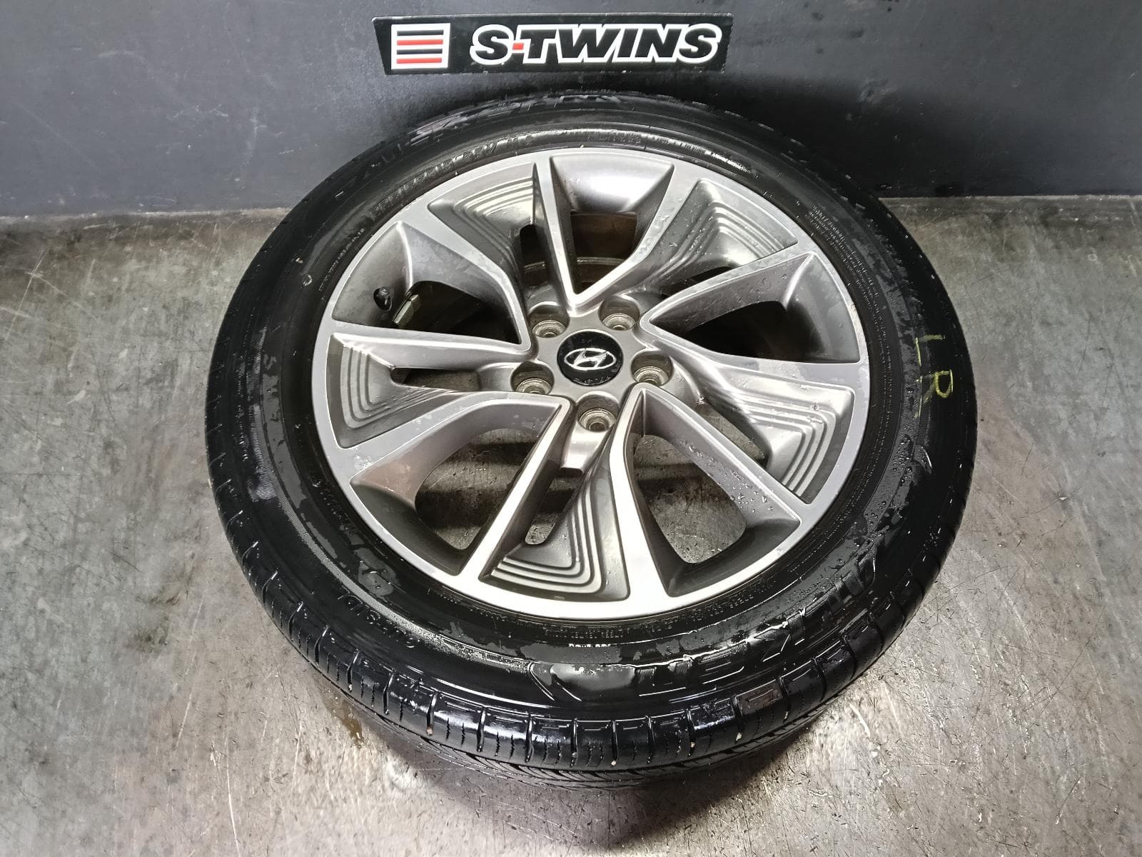 Used auto part listing image: 2017 HYUNDAI TUCSON WHEEL MAG FACTORY, 18X7IN, 5 V SPOKE, TL, 06/15-06/18 0000416506