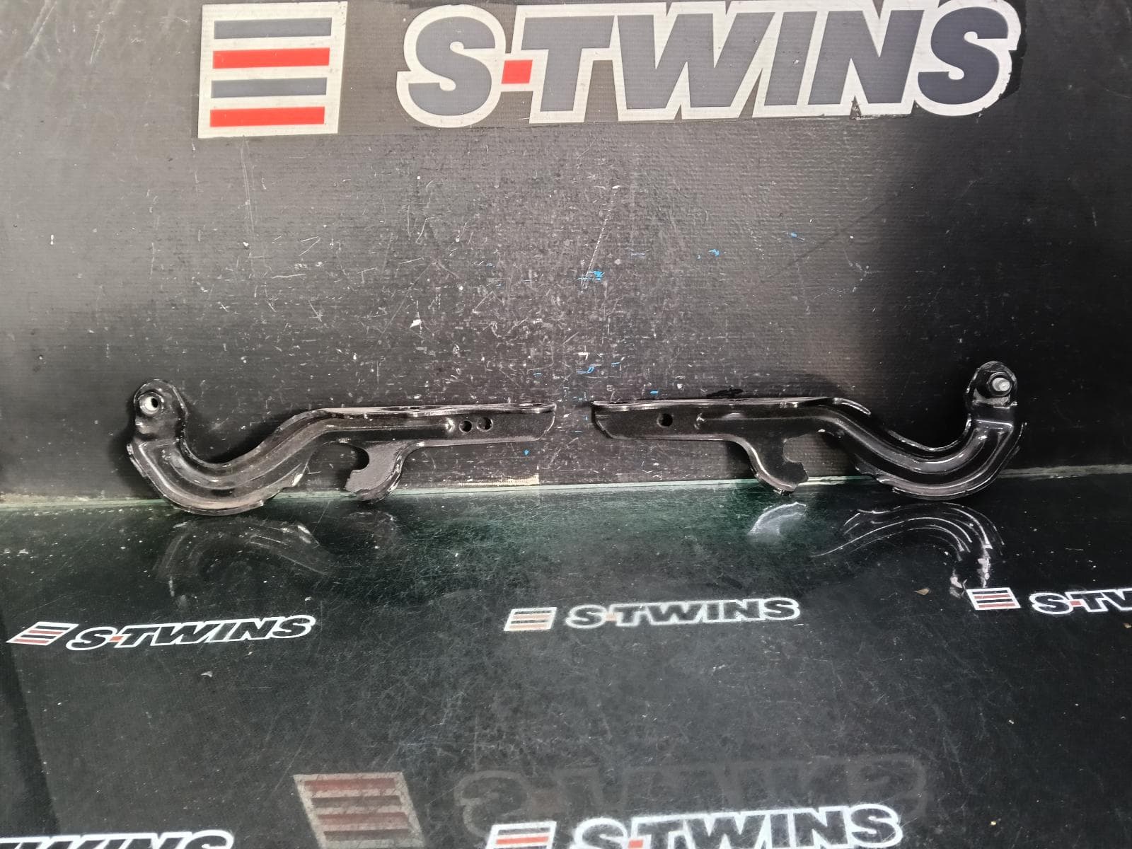 Used auto part listing image: 2014 JEEP GRANDCHEROKEE BONNET HINGE STRUT HINGES (PAIR), WK, 10/10-02/22 0000416349
