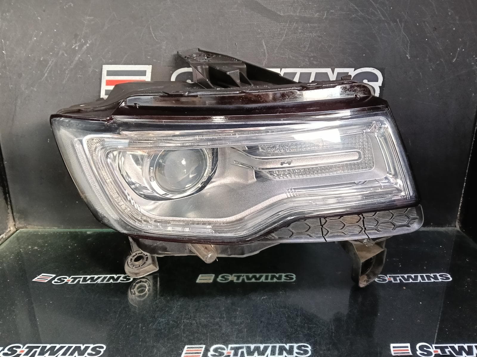 Used auto part listing image: 2014 JEEP GRANDCHEROKEE RIGHT HEADLAMP WK, LAREDO/LIMITED/OVERLAND/SUMMIT, XENON, NON AFS TYPE (LM2), 04/13-09/16 0000416350