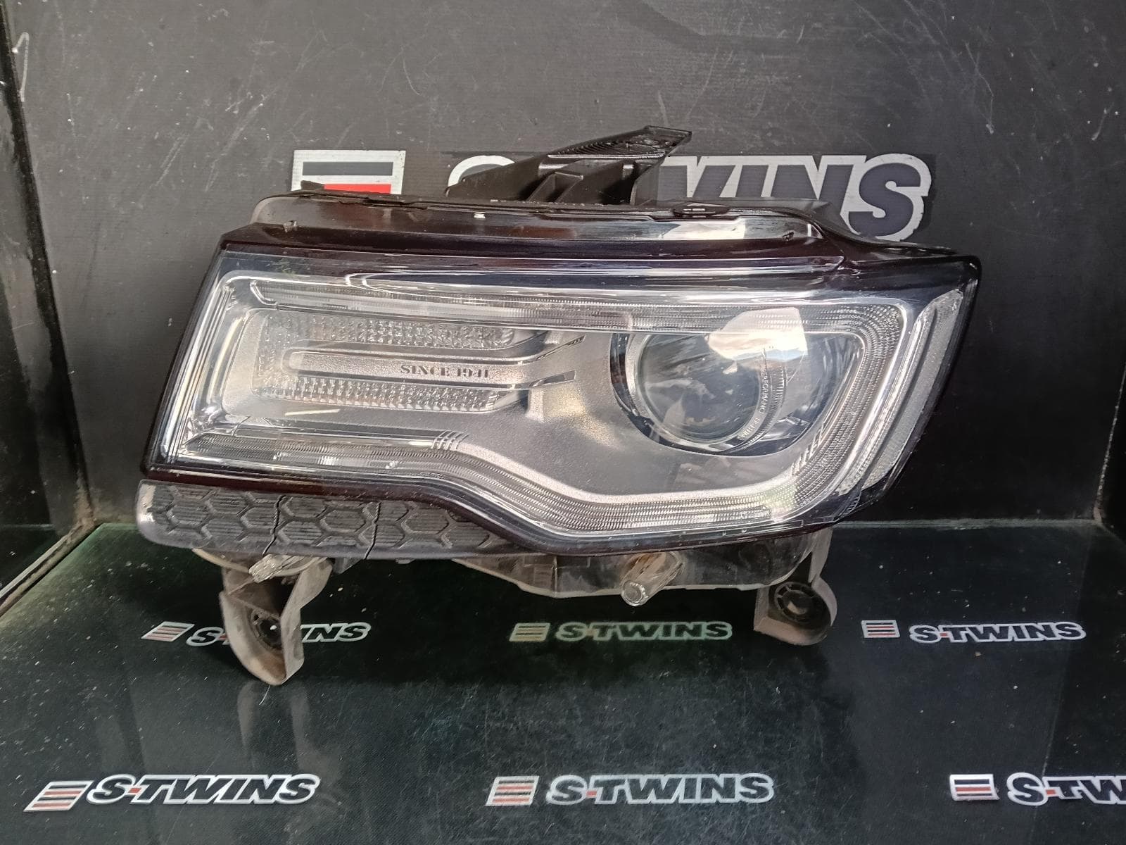 Used auto part listing image: 2014 JEEP GRANDCHEROKEE LEFT HEADLAMP WK, LAREDO/LIMITED/OVERLAND/SUMMIT, XENON, NON AFS TYPE (LM2), 04/13-09/16 0000416351
