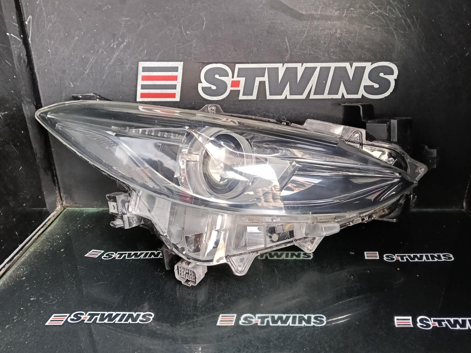 Used auto part listing image: 2014 MAZDA 3 RIGHT HEADLAMP BM, SP25 GT/XD/ASTINA, XENON TYPE, 11/13-05/16 0000416516