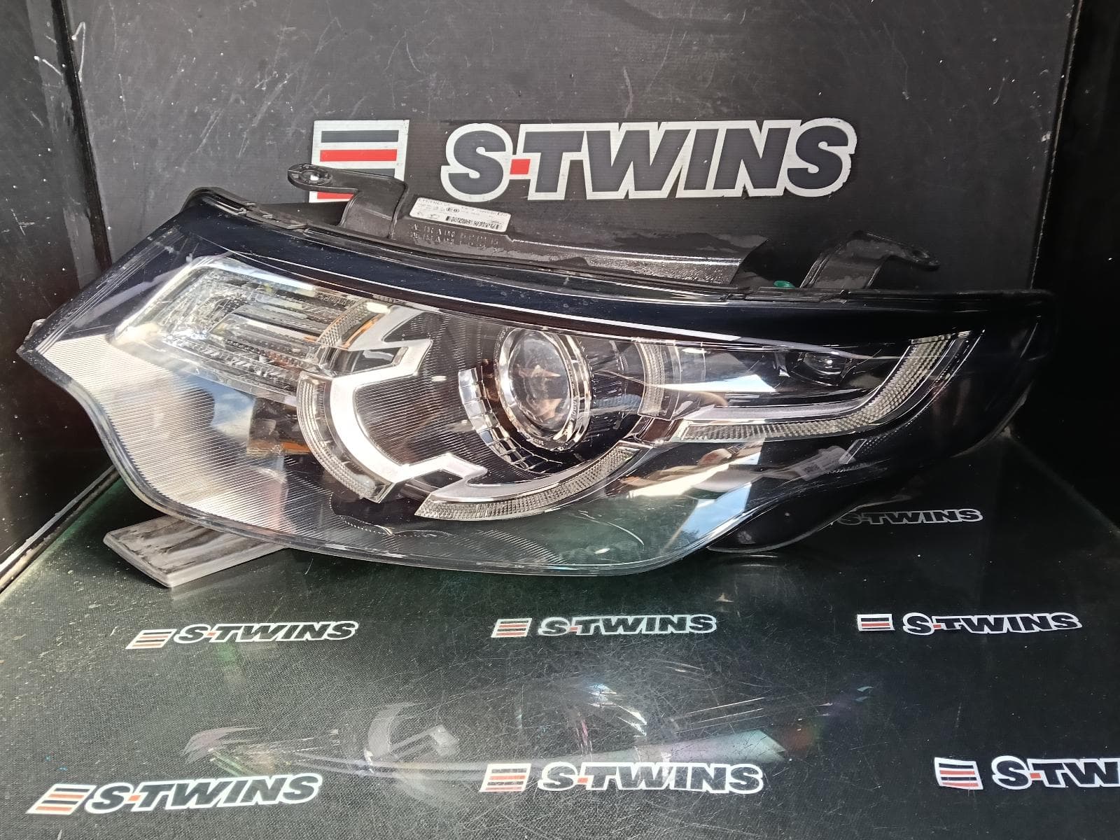 Used auto part listing image: 2018 LAND ROVER DISCOVERY SPORT RIGHT HEADLAMP L550, XENON, ADAPTIVE TYPE, 01/15-06/19 0000416535