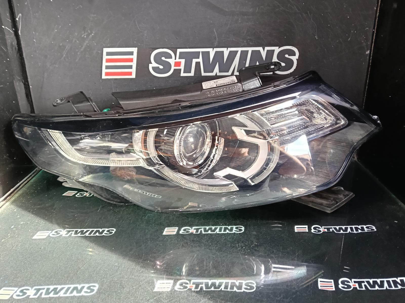 Used auto part listing image: 2018 LAND ROVER DISCOVERY SPORT LEFT HEADLAMP L550, XENON, ADAPTIVE TYPE, 01/15-06/19 0000416536