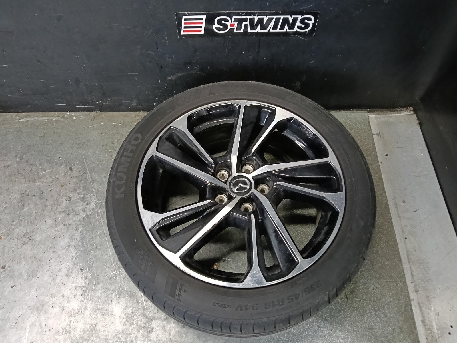 Used auto part listing image: 2024 MAZDA CX3 WHEEL MAG FACTORY, 18X7IN, 5 V SPOKE, BI-COLOUR, DK, 01/21- 0000414760