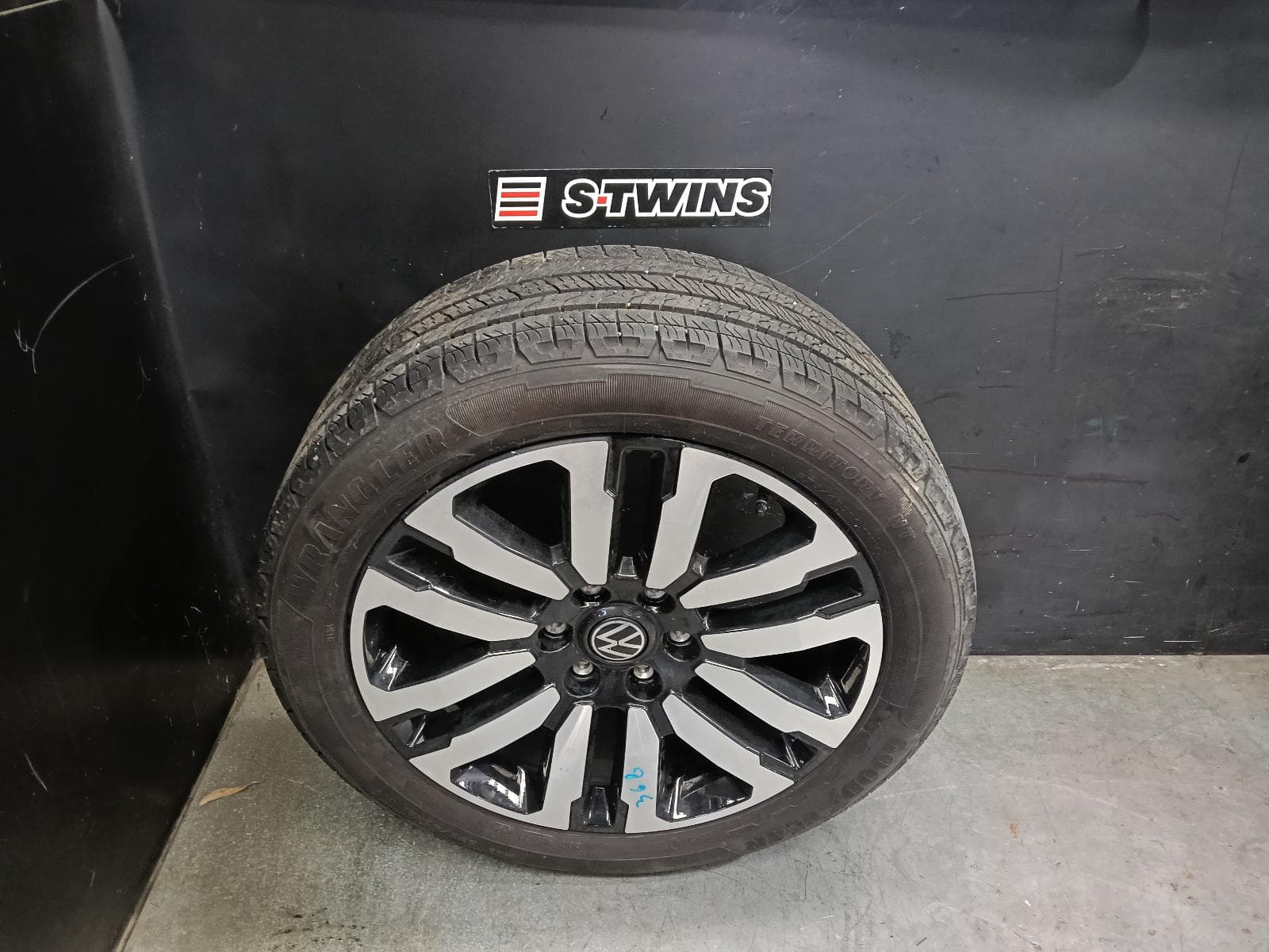 Used auto part listing image: 2024 VOLKSWAGEN AMAROK WHEEL MAG NF, FACTORY, 21X8.5IN, VARBERG, 6 TWIN SPOKE, BI-COLOUR, BLACK/CHROME, 12/22- 0000416549