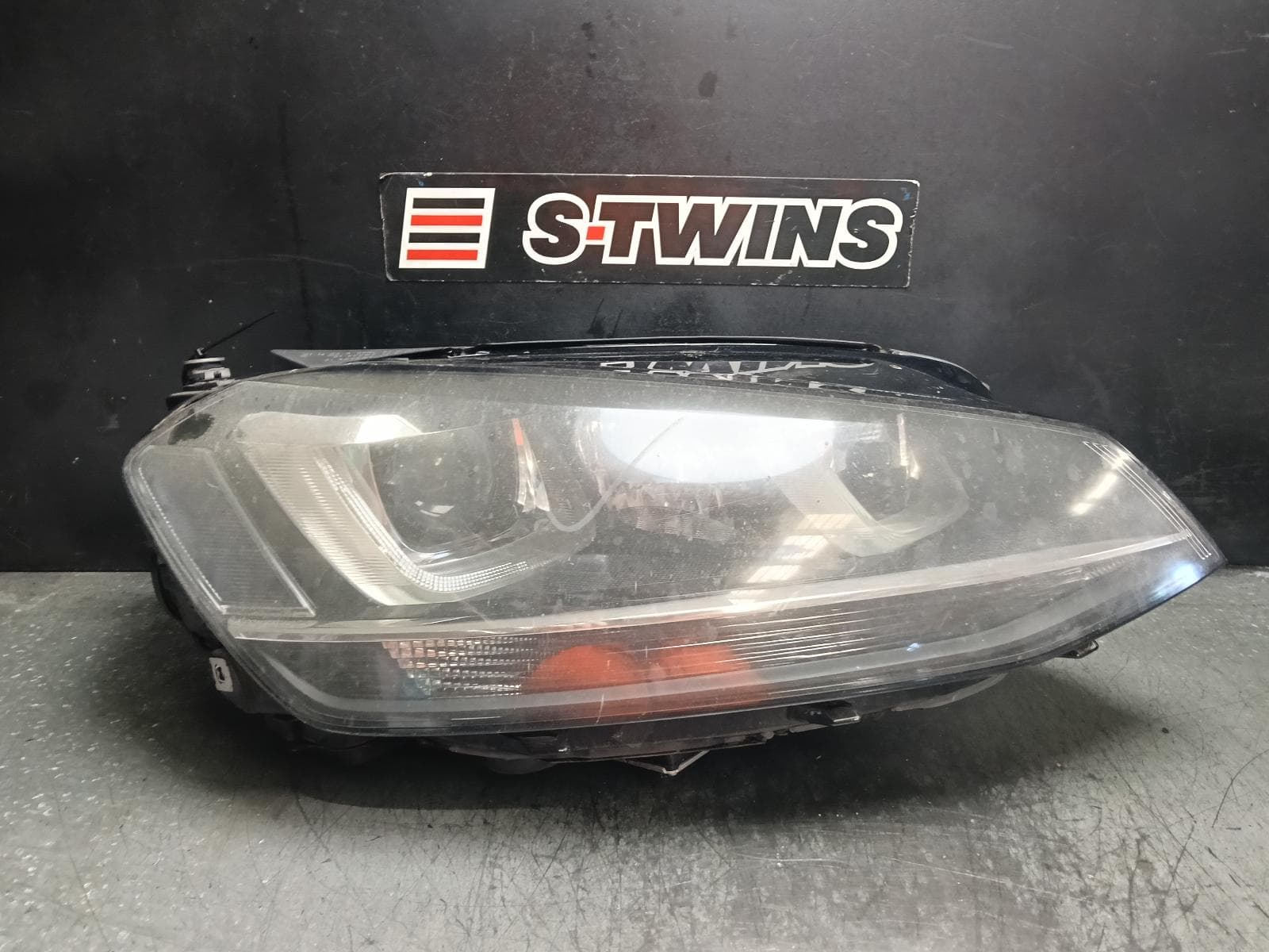 Used auto part listing image: 2014 VOLKSWAGEN GOLF RIGHT HEADLAMP GEN 7, W/ XENON TYPE, W/ CHROME INSERT, 11/13-03/17 0000411120