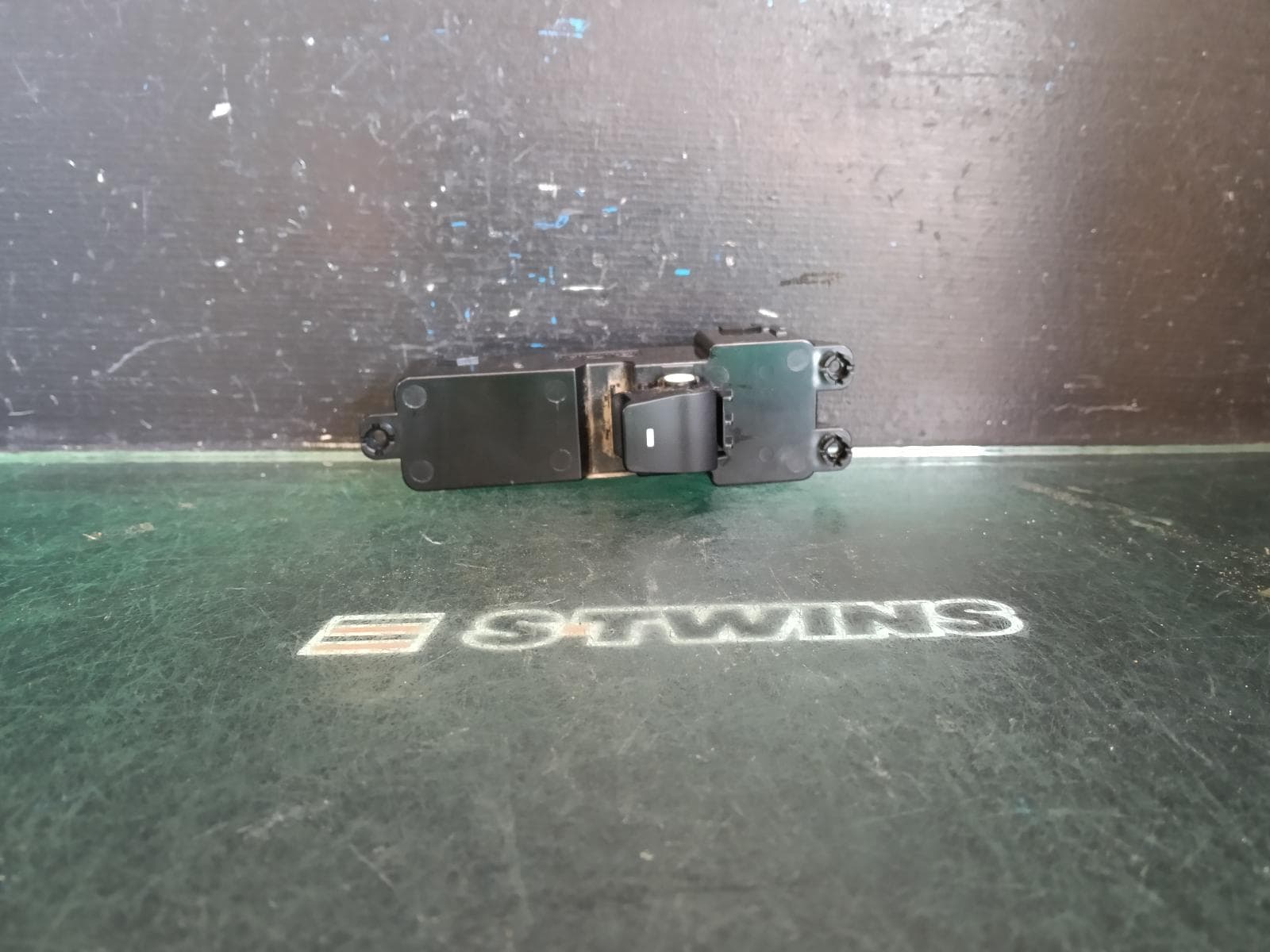 Used auto part listing image: 2017 HYUNDAI TUCSON PWR DR WIND SWITCH LH FRONT, TL, 06/15-01/21 0000416572