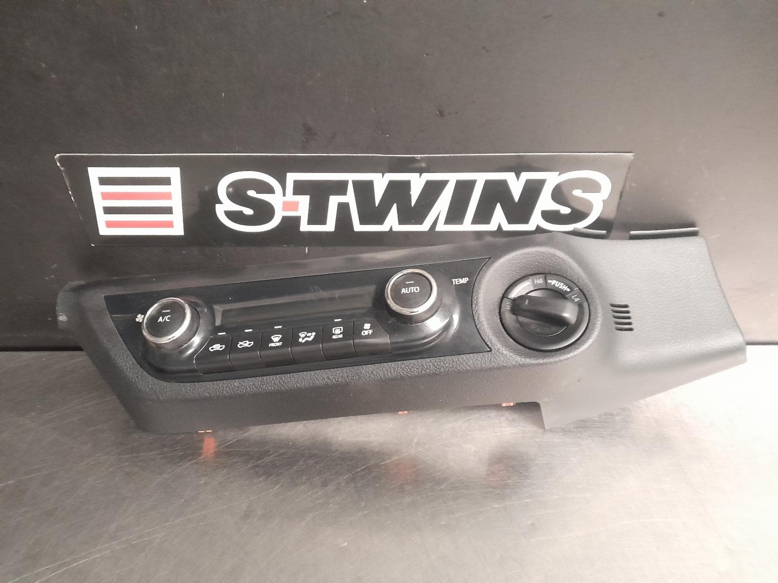 Used auto part listing image: 2015 TOYOTA HILUX HEATER AC CONTROLS CLIMATE CONTROL, NON DUAL ZONE TYPE, 06/15- 0000276898