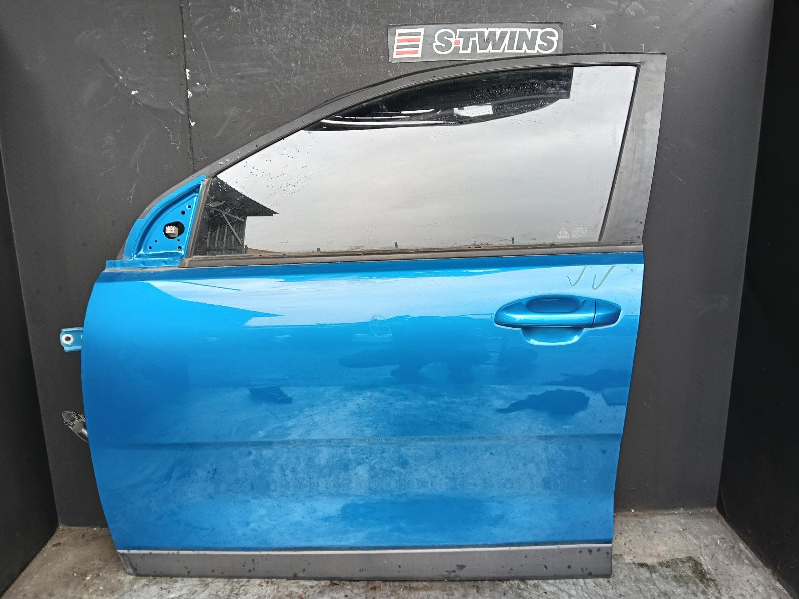 Used auto part listing image: 2022 KIA STONIC LEFT FRONT DOOR YB, 08/20- 0000416623