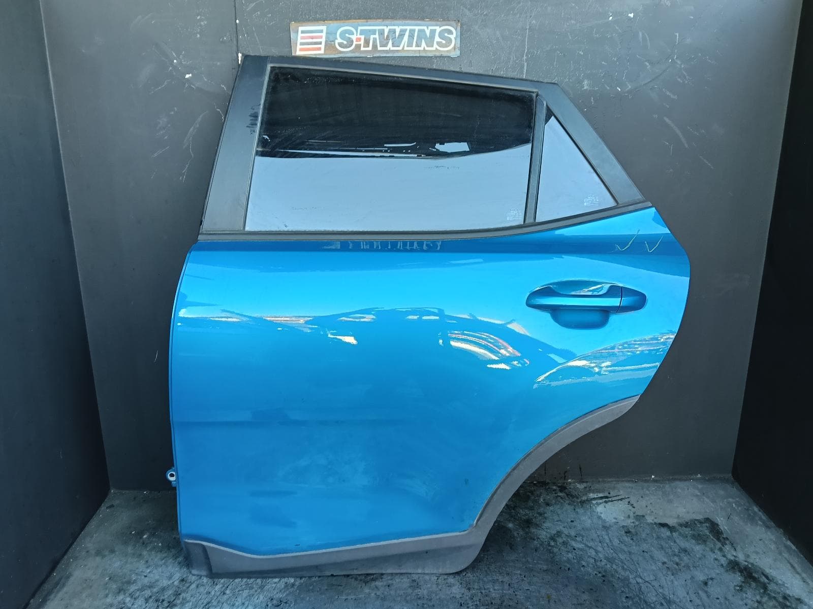 Used auto part listing image: 2022 KIA STONIC LEFT REAR DOOR SLIDING YB, 08/20- 0000416625