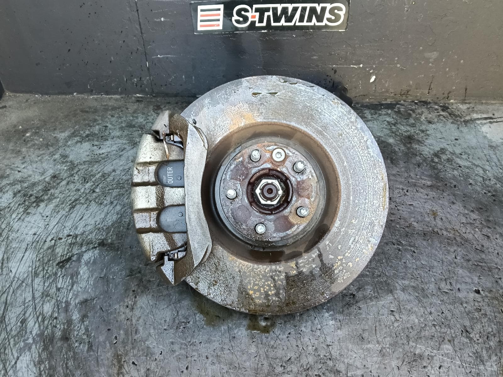 Used auto part listing image: 2018 LAND ROVER DISCOVERY SPORT LEFT FRONT HUB ASSEMBLY L550, 01/15-06/19 0000416540