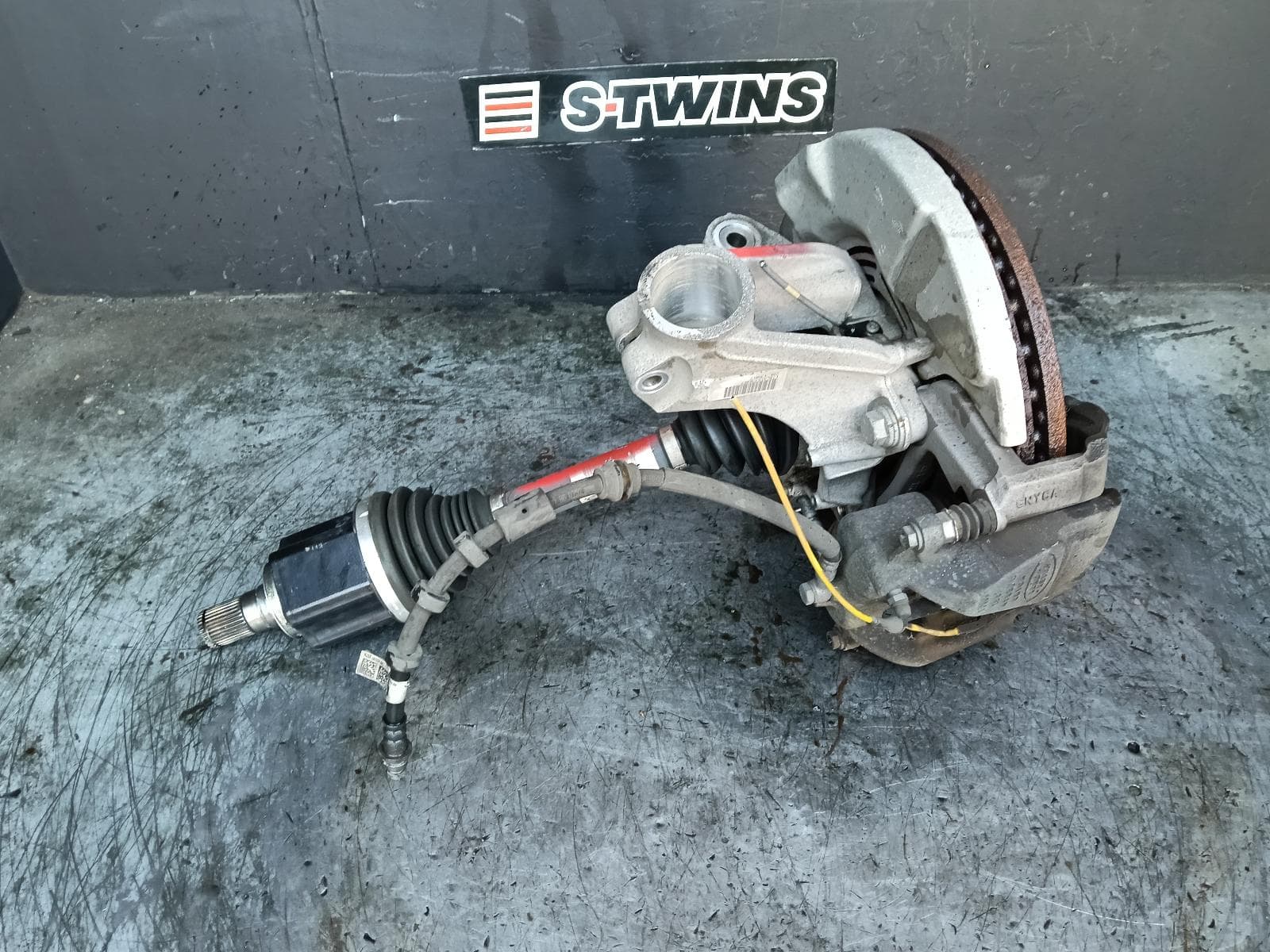 Used auto part listing image: 2018 LAND ROVER DISCOVERY SPORT LEFT DRIVESHAFT FRONT, AUTO, DIESEL, L550, 01/15-10/24 0000416541