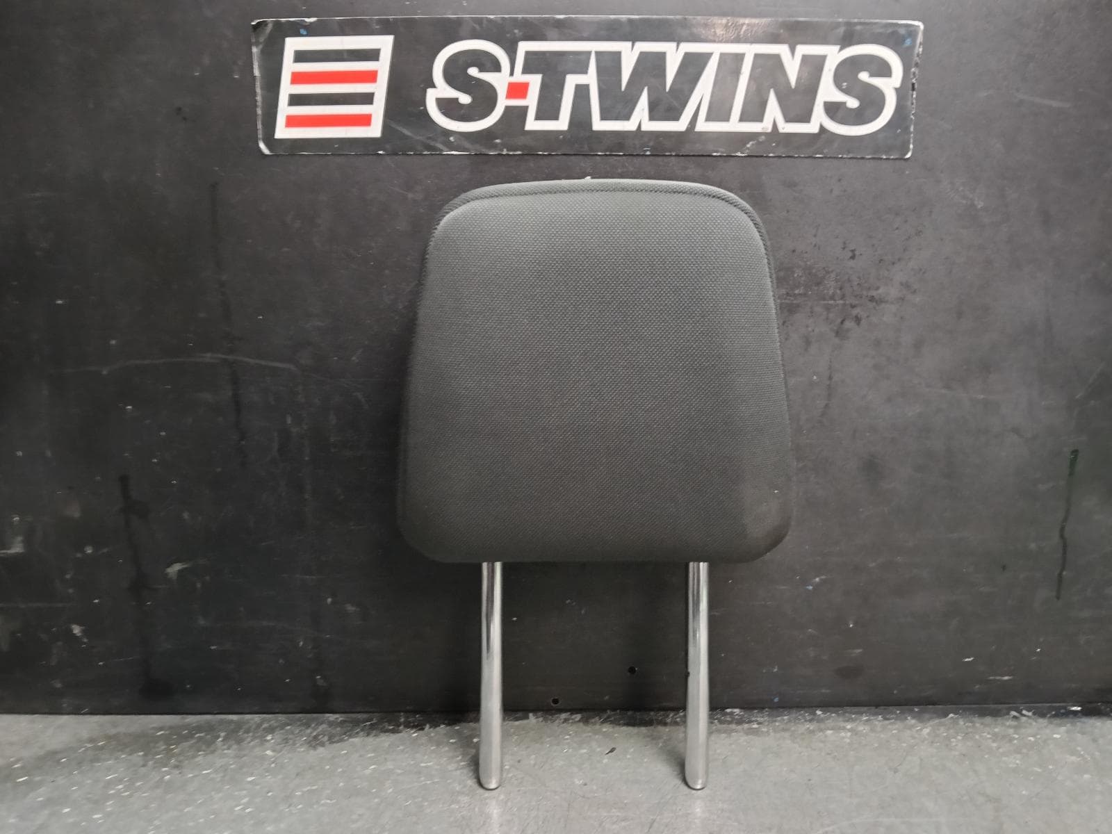 Used auto part listing image: 2018 TOYOTA KLUGER HEADREST XU50 SERIES, RH REAR 2ND ROW, CLOTH, GREY, 03/14-02/21 0000416660