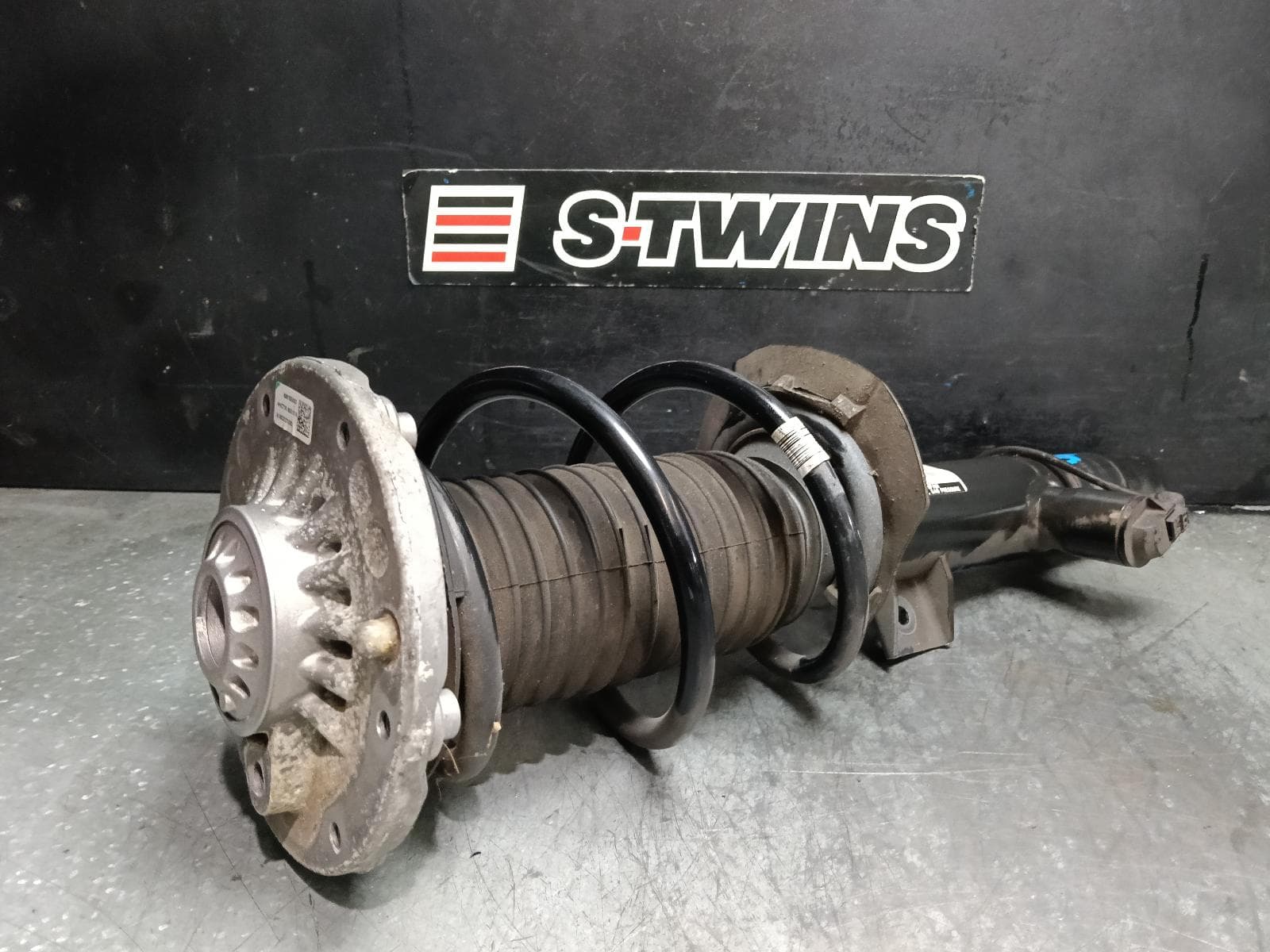 Used auto part listing image: 2018 BMW 3 SERIES RIGHT FRONT STRUT F30/F31, ADAPTIVE M TYPE, B48/B48O/B48M/B47/B58, 320i/328i/330i/320d/340i, 07/15-05/19 0000416742