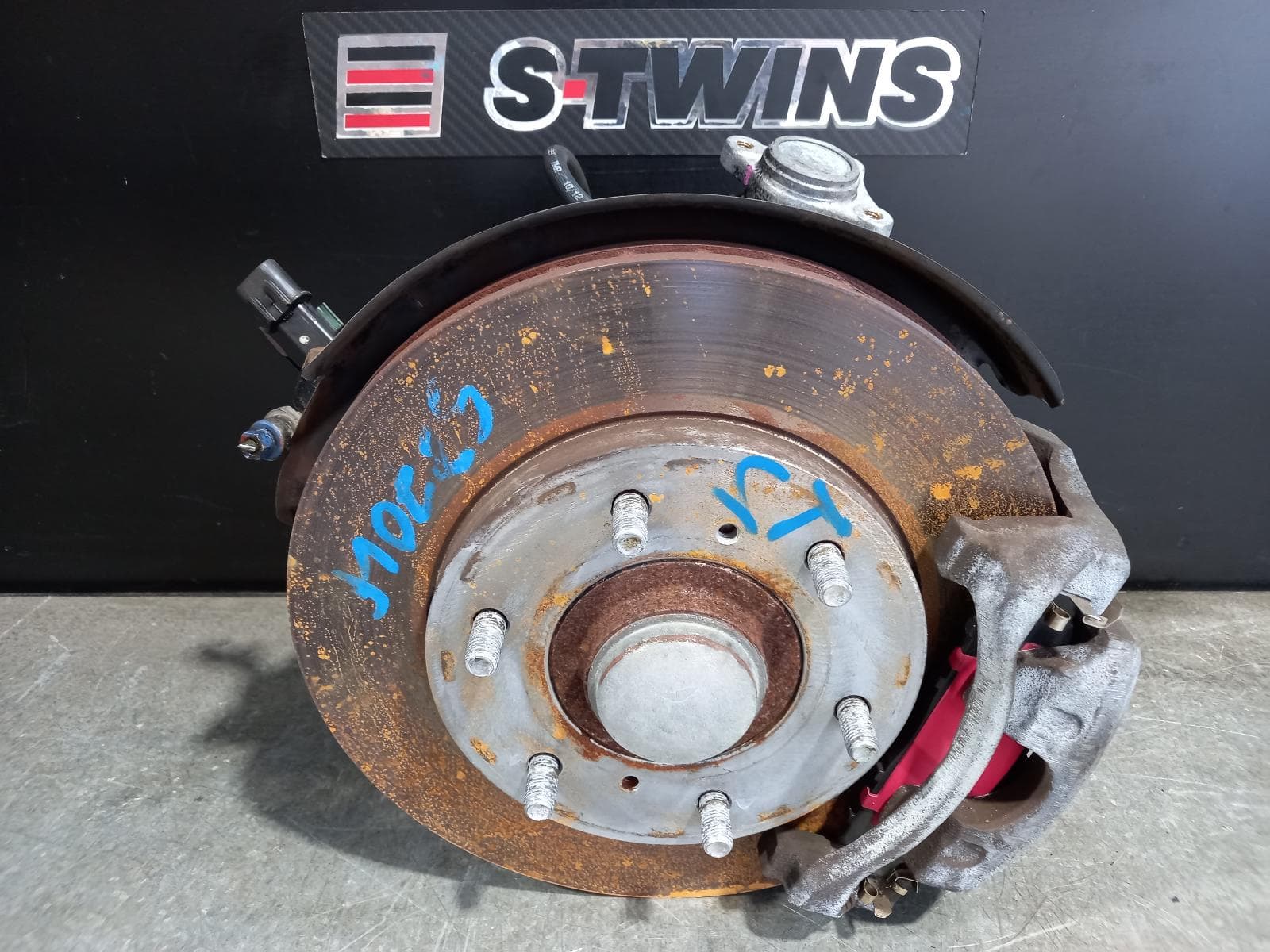 Used auto part listing image: 2013 MITSUBISHI TRITON LEFT FRONT HUB ASSEMBLY ML-MQ, 2WD, ABS TYPE, 07/06-10/18 0000194331