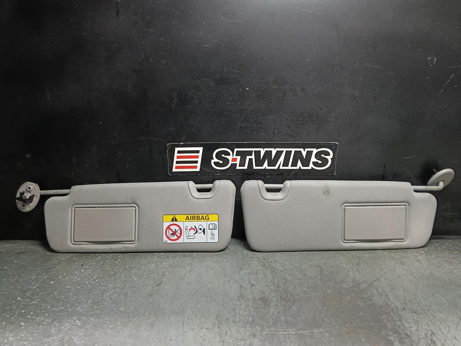 Used auto part listing image: 2018 TOYOTA KLUGER SUNVISOR GSU50/GSU55, PAIR, 12/13-02/21 0000416675
