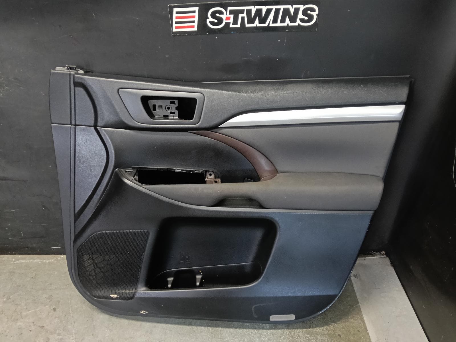 Used auto part listing image: 2018 TOYOTA KLUGER DOOR TRIM RH FRONT, GSU50-GSU55, CLOTH, GREY, 12/13-02/21 0000416653