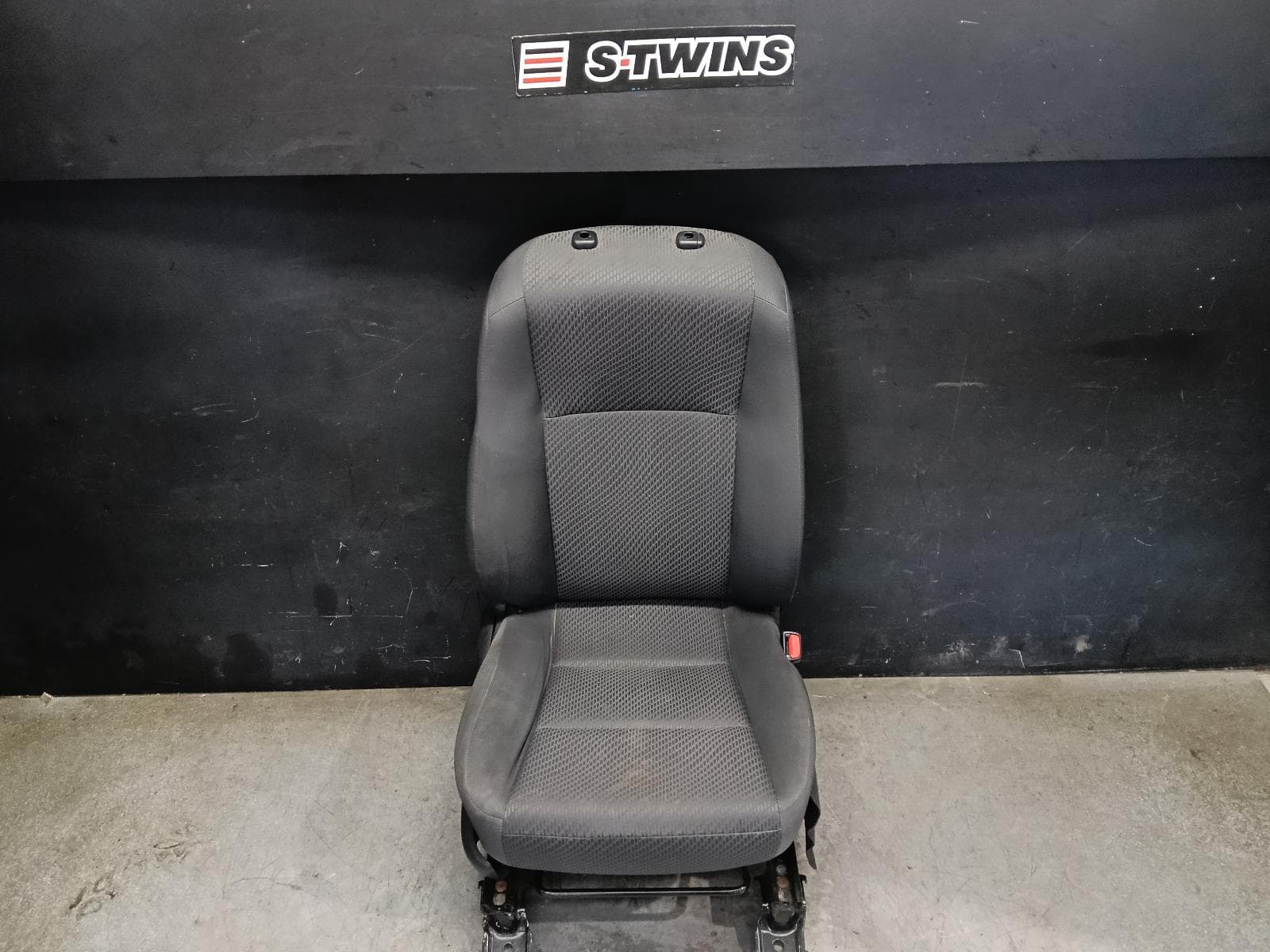Used auto part listing image: 2018 TOYOTA KLUGER FRONT SEAT RH FRONT, GSU50/GSU55, CLOTH, GREY, 12/13-02/21 0000416655