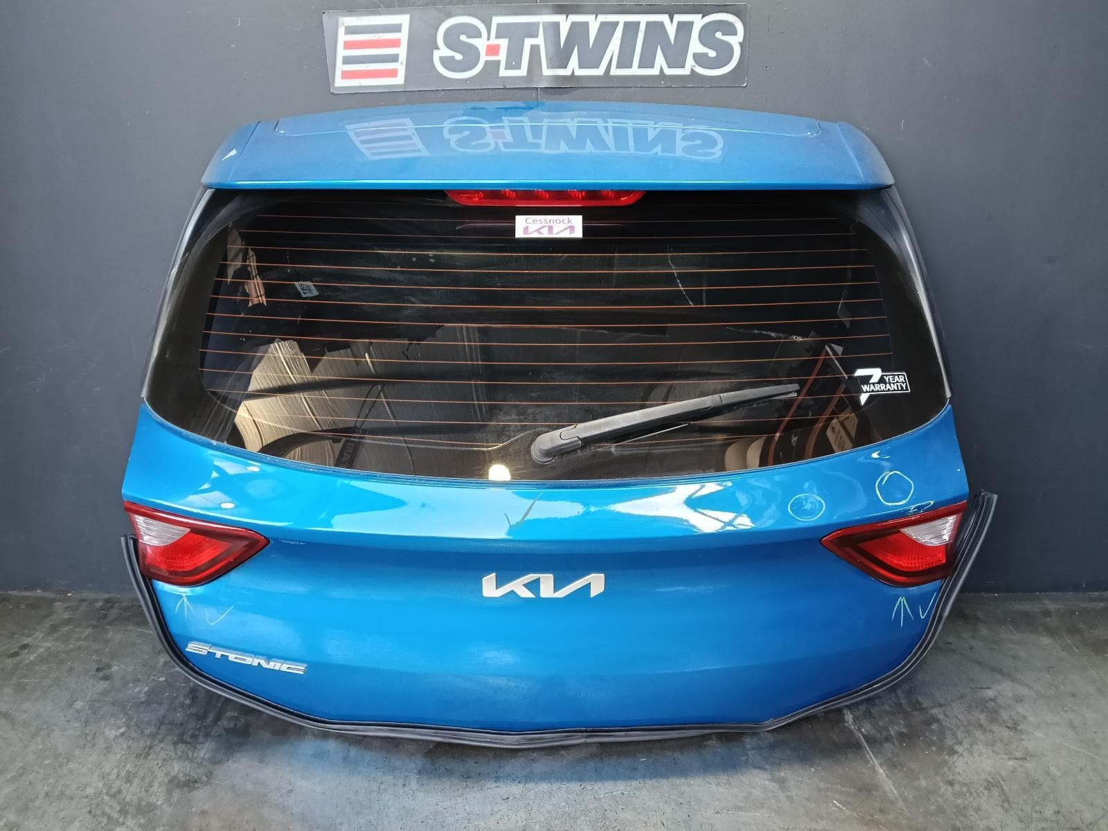 Used auto part listing image: 2022 KIA STONIC BOOTLID TAILGATE TAILGATE, NEW KIA EMBLEM TYPE, YB, 06/21-08/25 0000416763