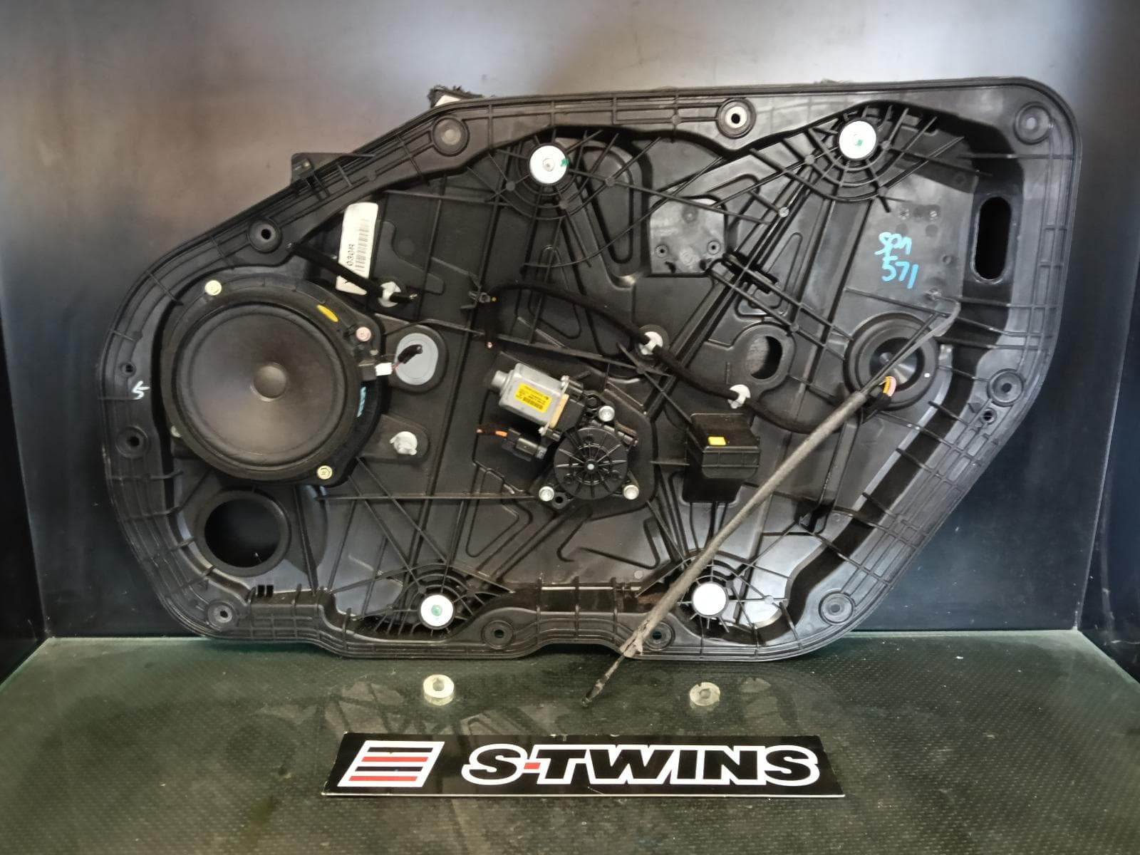Used auto part listing image: 2015 KIA CERATO RIGHT FRONT WINDOW REG MOTOR YD, DOOR REG ASSY (REG AND MOTOR), SEDAN/HATCH, 04/13-05/18 0000413537