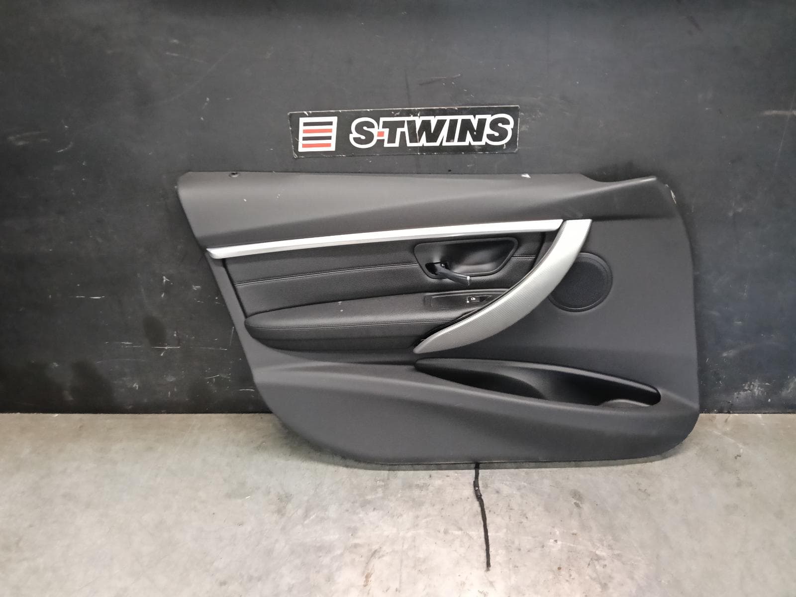 Used auto part listing image: 2018 BMW 3 SERIES DOOR TRIM RH FRONT, F30, SEDAN, LEATHER, 02/12-12/19 0000416724