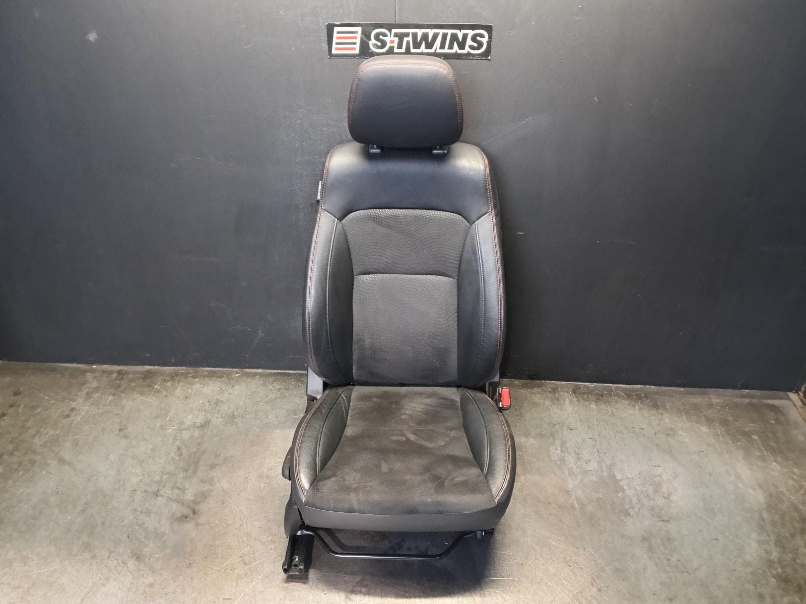 Used auto part listing image: 2016 SUZUKI VITARA FRONT SEAT RH FRONT, LY (VIN TSM), LEATHER/SUEDE, RT-X, VITARA, 06/15- 0000416806