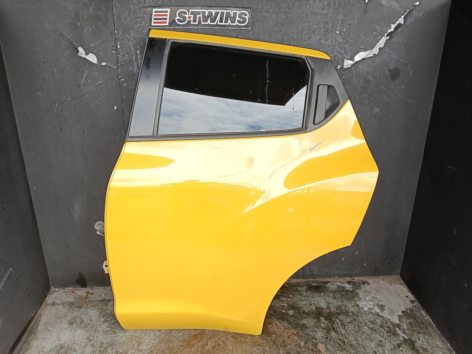Used auto part listing image: 2015 NISSAN JUKE LEFT REAR DOOR SLIDING F15, 06/10-12/19 0000388915