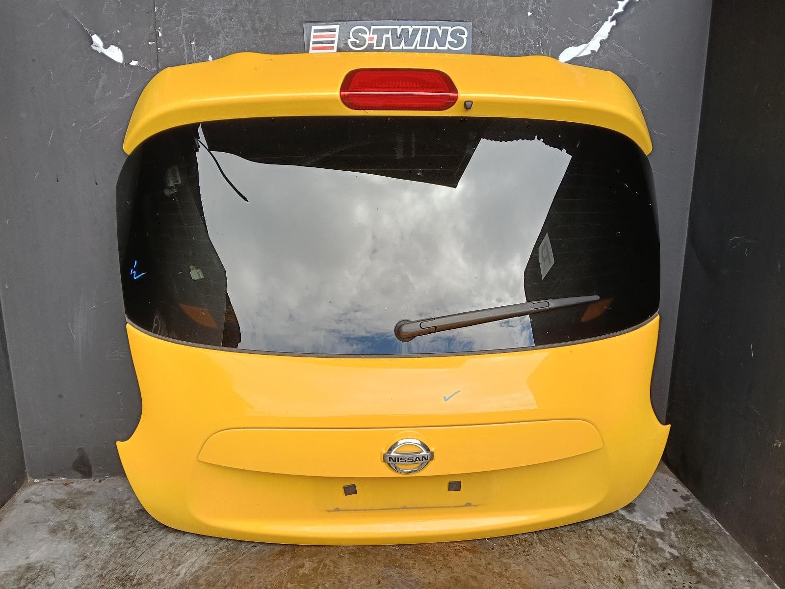 Used auto part listing image: 2015 NISSAN JUKE BOOTLID TAILGATE F15, ST, NON SPOILER, NON CAMERA TYPE, 06/10-12/19 0000388903