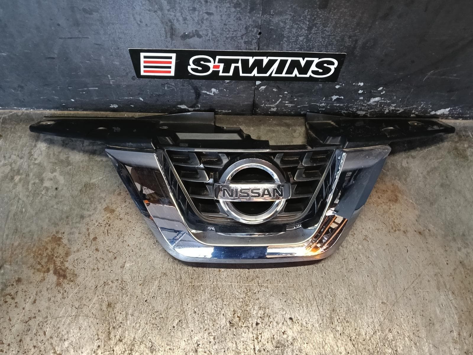 Used auto part listing image: 2015 NISSAN JUKE GRILLE RADIATOR GRILLE (CENTRE), F15, 01/15-12/19 0000389042