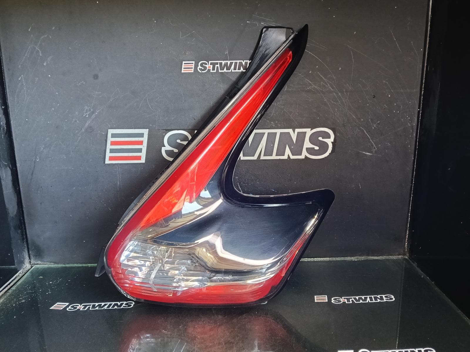 Used auto part listing image: 2015 NISSAN JUKE RIGHT TAILLIGHT F15, LED, CLEAR TYPE, 01/15-12/19 0000389104