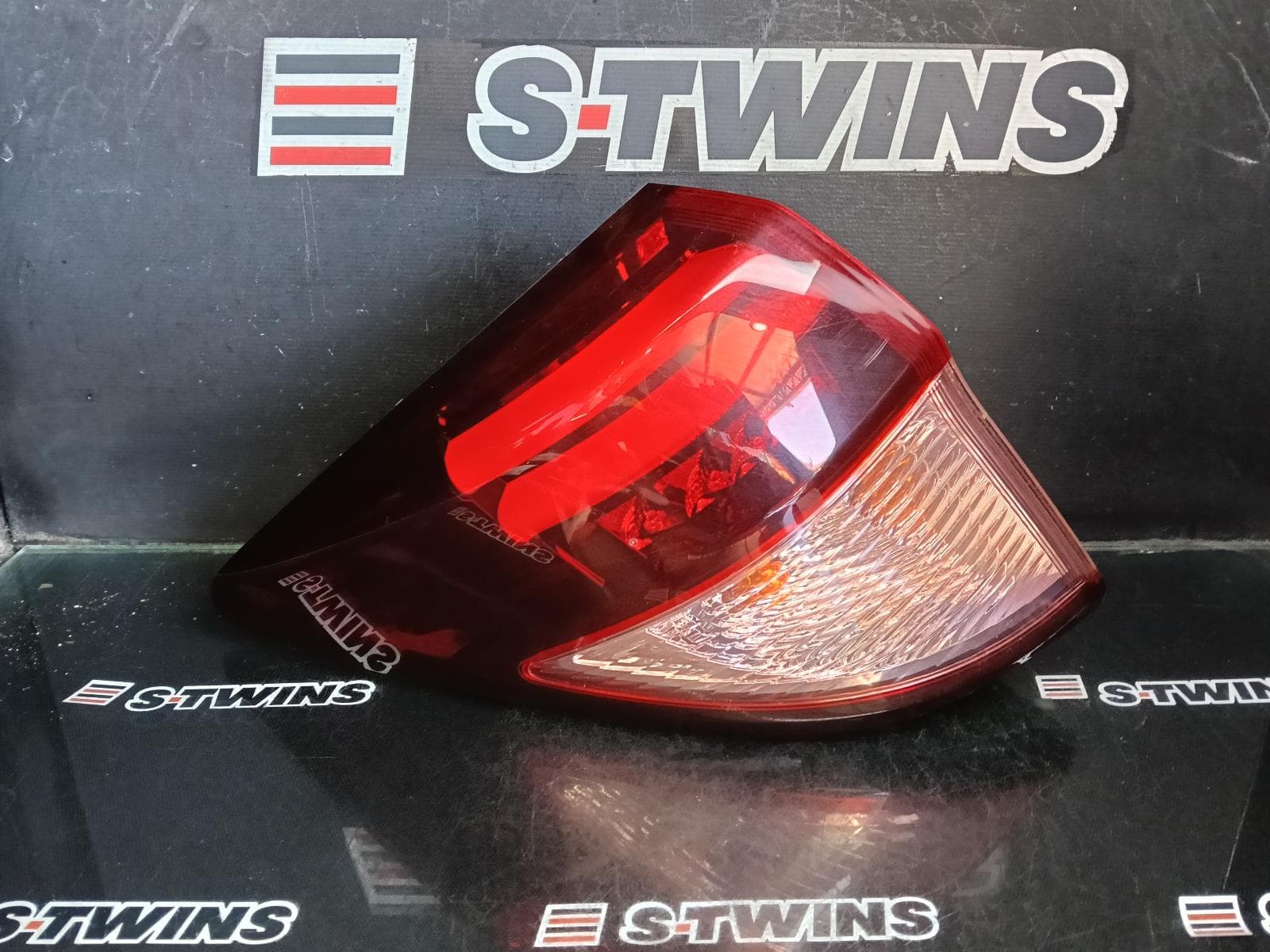 Used auto part listing image: 2016 HONDA HRV LEFT TAILLIGHT RU, VTi-S/VTi-L, OPTICAL GUIDE TYPE, 12/14-06/18 0000389194