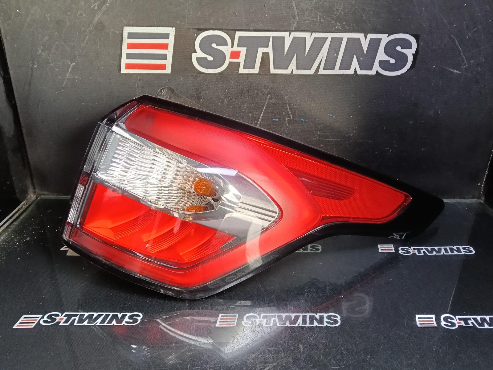 Used auto part listing image: 2018 FORD ESCAPE RIGHT TAILLIGHT ZG, IN BODY, HALOGEN TYPE, 09/16-05/20 0000390279