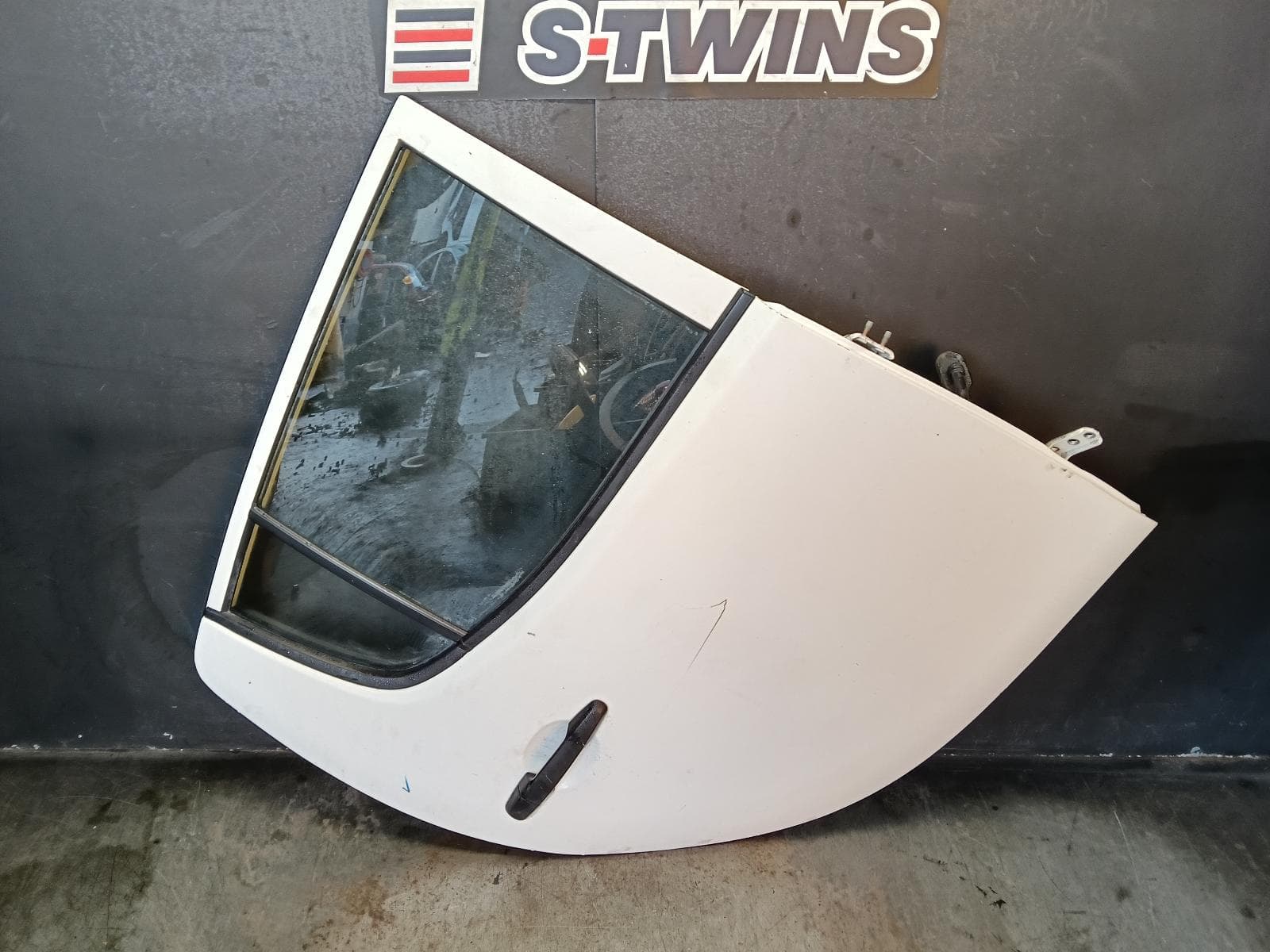 Used auto part listing image: 2013 MITSUBISHI TRITON RIGHT REAR DOOR SLIDING MN, DUAL CAB, NON MOULD TYPE, 08/09-04/15 0000389043