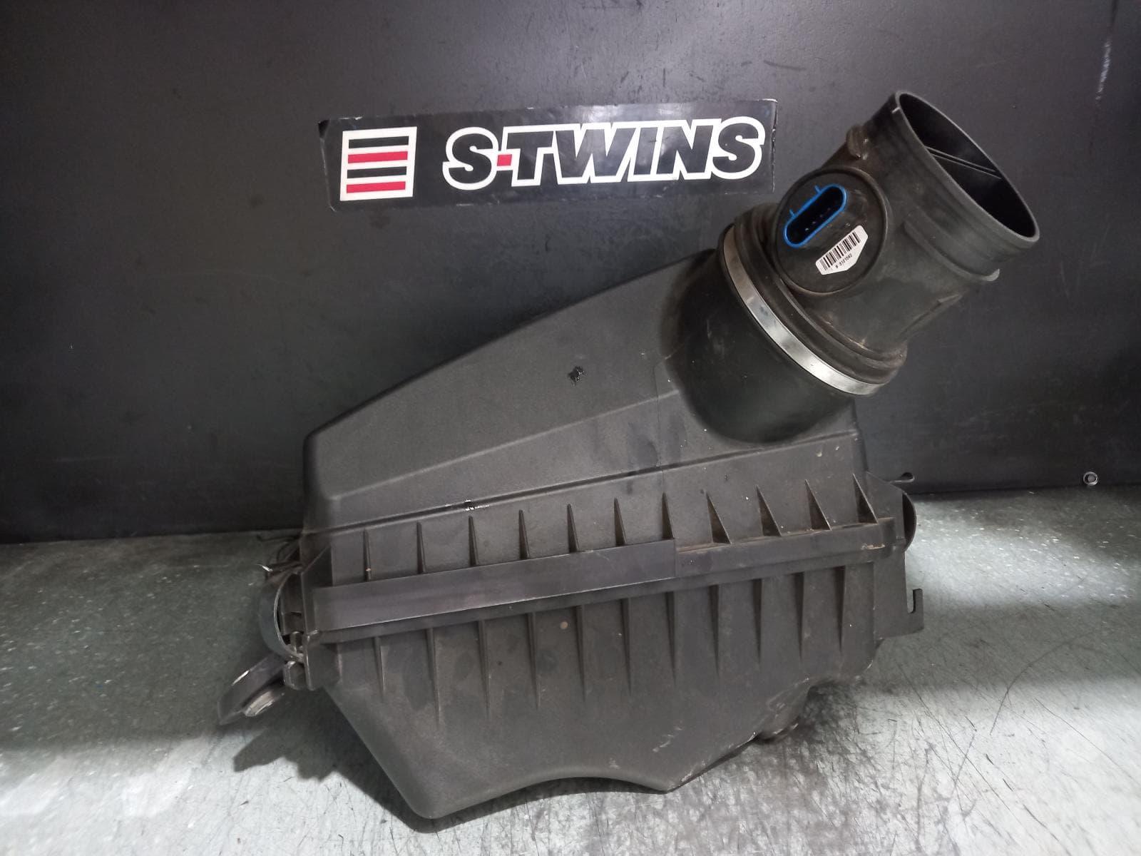 Used auto part listing image: 2014 HOLDEN STATESMAN/CAPRICE AIR CLEANER BOX AIR CLEANER, WN, 6.0, 05/13-12/17 0000406112