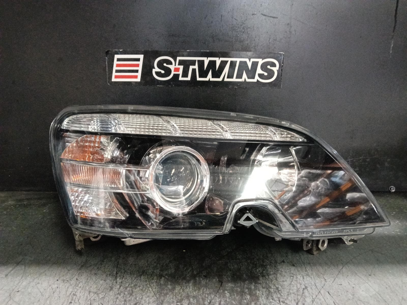 Used auto part listing image: 2014 HOLDEN STATESMAN/CAPRICE RIGHT HEADLAMP WN, CAPRICE, XENON, W/ WASHER JET TYPE, 05/13-12/17 0000406118