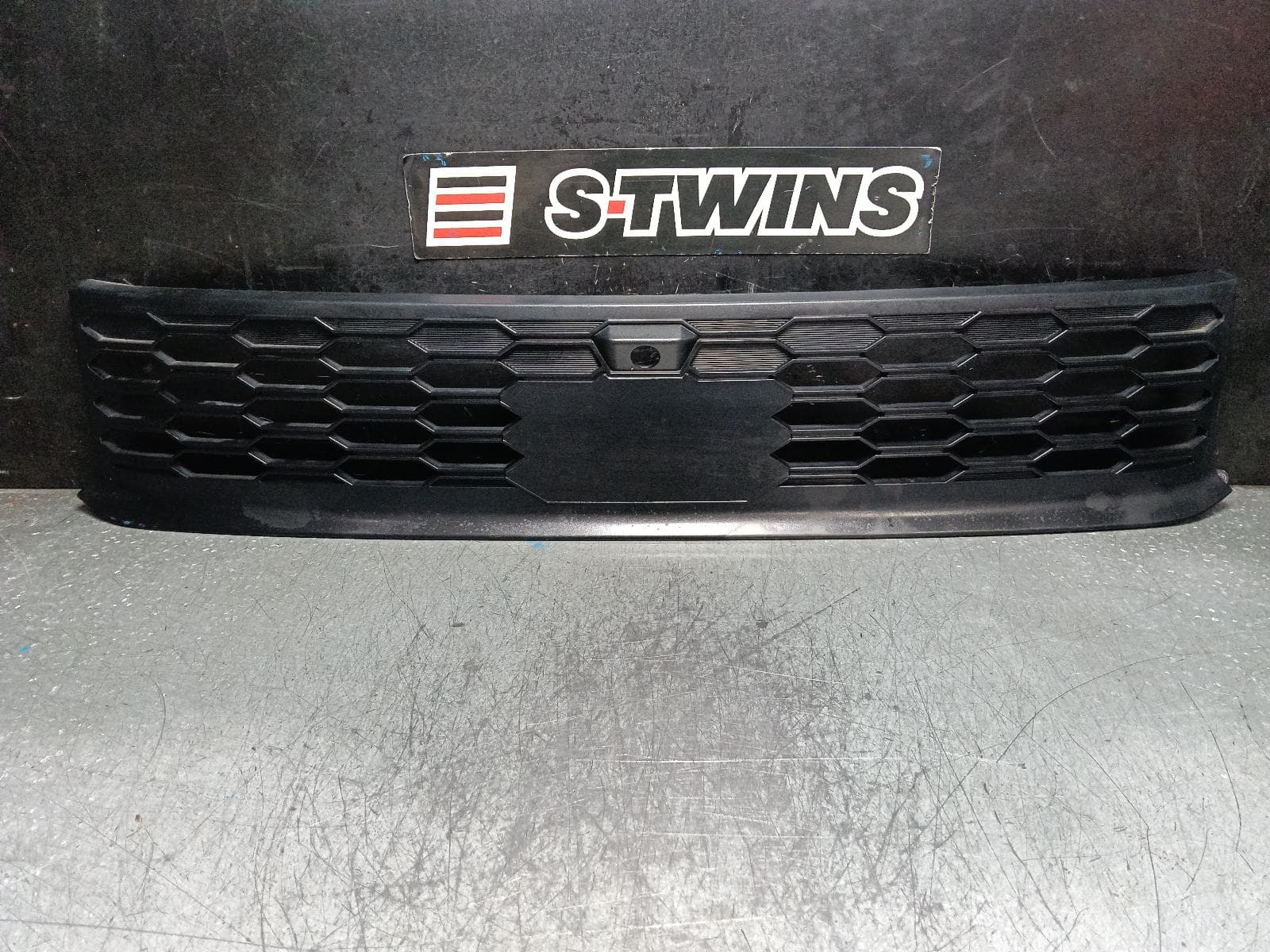 Used auto part listing image: 2022 MITSUBISHI OUTLANDER GRILLE BUMPER GRILLE (CENTRE), BLACK, ZM, 08/21-03/25 0000402964