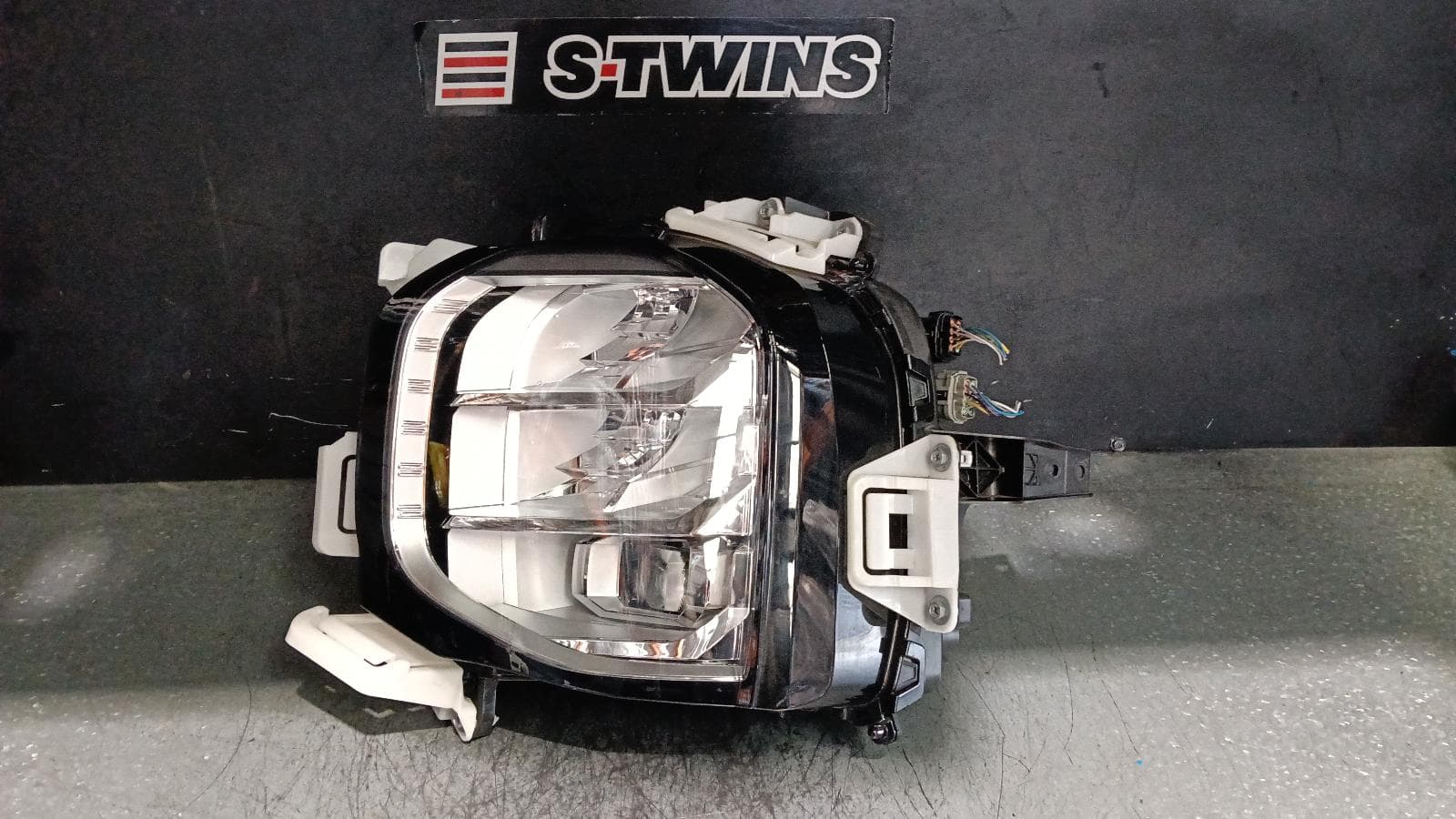 Used auto part listing image: 2022 MITSUBISHI OUTLANDER LEFT HEADLAMP ZM, W/ LED, AUTO LEVELLING, AUTO ON, AUTO HIGH BEAM, ADAPTIVE TYPE, 08/21- 0000402434